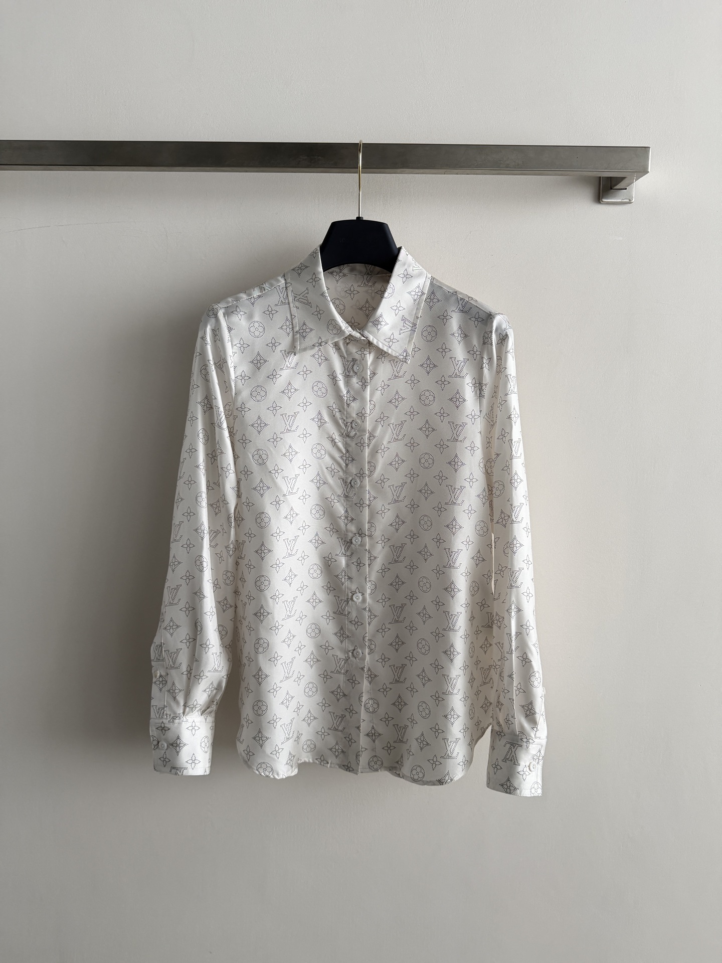 NO:864445,LV Monogram silk shirt, classic presbyopia printed all over, silk material, smooth and light, perfect drape, super breathable and comfortable to wear in summer. Gray presbyopia on white background, low-key and high-end, lapel + loose long sleeves, accommodating a variety of body types, easy to control for daily commuting. Whether worn alone or paired with series of pants, it has a high-end and relaxed feel. SML, Louis Vuitton-clothing, louis vuitton, louis vuitton, loro piana, shirts, real silk,19860909LV Monogram真丝衬衫,经典老花满印,真丝材质,顺滑轻盈,垂坠感满分,夏天穿超透气舒适.白底灰色老花,低调又高级,翻领+宽松长袖,包容多种身材,通勤日常都能轻松驾驭.无论单穿还是搭配系列裤子高级松弛感十足SML,路易威登-服装,louis vuitton,louis vuitton,loro piana,shirts,real silk,,Women's clothing