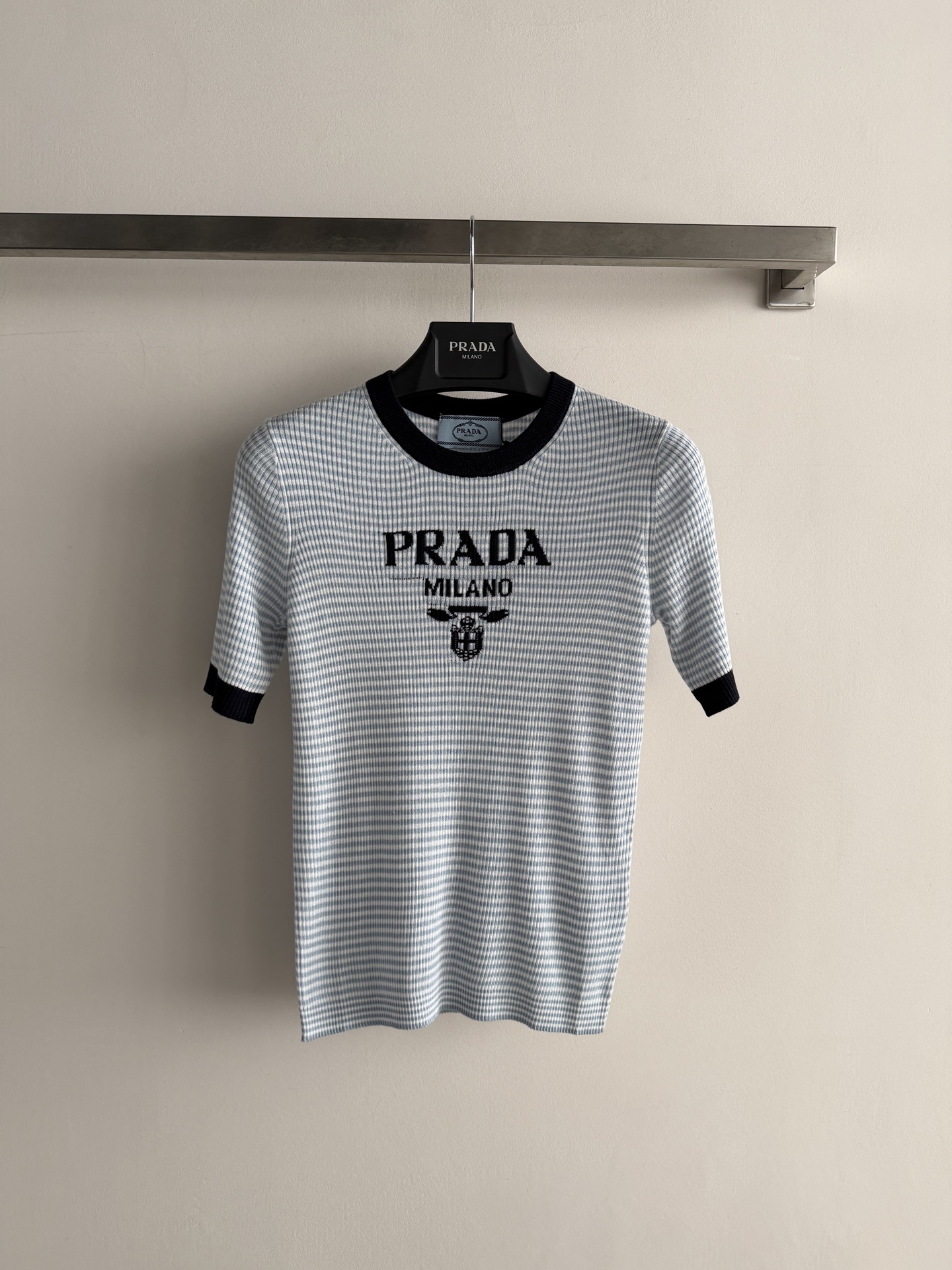 NO:864770,Prad*26SS series striped knitted short-sleeved, cotton material, soft and skin-friendly, super breathable, super comfortable to wear in spring and summer!  Blue and white stripes + black round collar, simple and recognizable, and the logo letters on the chest are very brand-like. Slim cut, very versatile to wear alone or inside, with jeans, skirts, trousers, you can easily switch between commuting, casual, and vacation styles, low-key and high-end SML, Prada - clothing, prada, prada, skirts, jeans, T-shirt,19860909Prad*26SS系列条纹针织短袖,棉材质,柔软亲肤,透气性超赞,春夏穿超舒服！蓝白条纹+黑色圆领袖口,简约又有辨识度,胸前字母logo字样超有品牌感.修身剪裁,单穿或内搭都很百搭,配牛仔裤、半裙、西裤都能轻松切换通勤、休闲、度假风,低调又高级SML,普拉达-服装,prada,prada,skirts,jeans,T-shirt,,Women's clothing