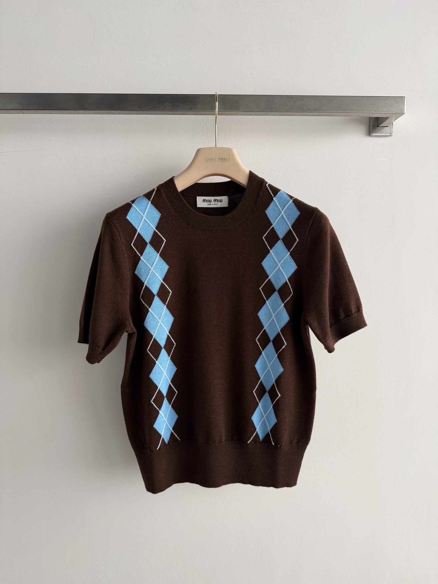 NO:864760,Miu Mi*'s new diamond knitted short-sleeved shirt is made of high-quality wool, soft and skin-friendly, and super comfortable to wear in autumn and winter!  The contrasting rhombus design is full of retro college style, fashionable and bookish. The round neck design is simple and versatile, and it is great to wear alone or layered. It can be easily controlled for commuting, dating, and daily life, and it is easy to create a high-smart style. SML, Miumiu-clothing, miumiu, T-shirt,19860909Miu Mi*新款菱格针织短袖,采用高品质羊毛,柔软亲肤,秋冬穿超舒服！撞色菱格设计,复古学院风满满,时髦又有书卷气.圆领设计简约百搭,单穿或叠穿都很出彩,通勤、约会、日常都能轻松驾驭,轻松打造高智感穿搭风格SML,缪缪-服装,miumiu,T-shirt,,Women's clothing