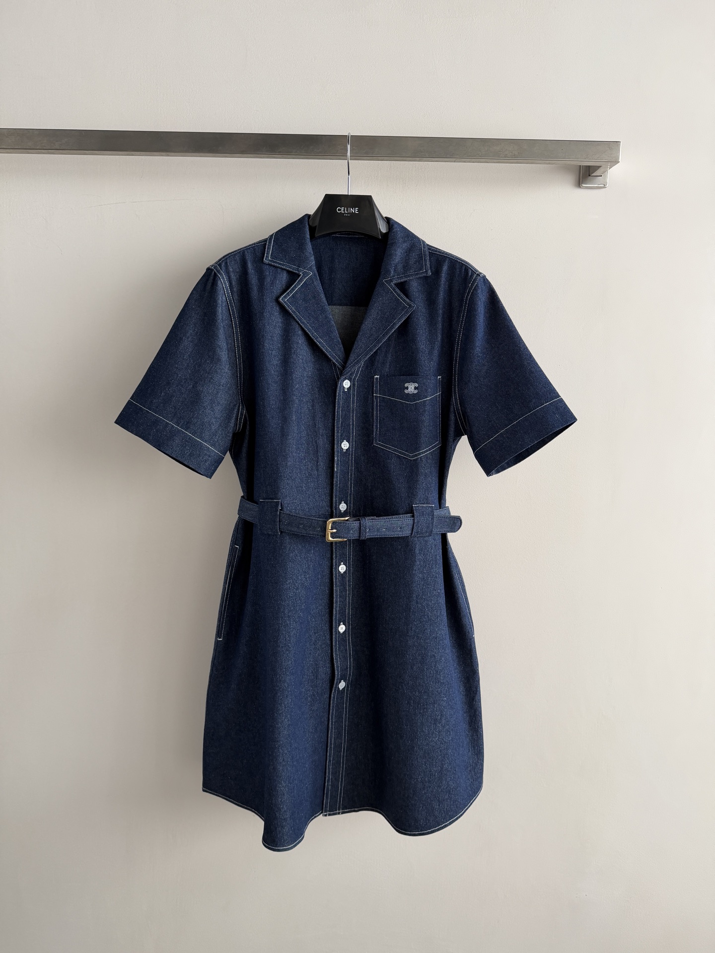 NO:864686,CELIN*26ss Arc de Triomphe denim dress, classic dark blue denim fabric + topstitch design, full of retro feel!  Shirt collar + short sleeves, refreshing and neat, the Arc de Triomphe logo on the chest is low-key and recognizable. It comes with a belt of the same material, which tightens the waist to show off the figure. It is very friendly to pear-shaped figures~ It can be easily used for daily commuting and vacation. Pair it with a straw bag or loafers, and you can capture the relaxed and high-end French style!  SML, Celine-clothing,celine,celine,loafers,espadrilles,skirts,shirts,T-shirt,19860909CELIN*26ss凯旋门牛仔连衣裙,经典深蓝丹宁面料+明线设计,复古感满满！衬衫领+短袖,清爽利落,胸前凯旋门标志低调又有辨识度自带同材质腰带,收腰显身材,对梨形身材超友好～日常通勤、度假都能轻松驾驭,搭配草编包或乐福鞋,法式松弛高级感拿捏住啦！SML,赛琳-服装,celine,celine,loafers,espadrilles,skirts,shirts,T-shirt,,Women's clothing