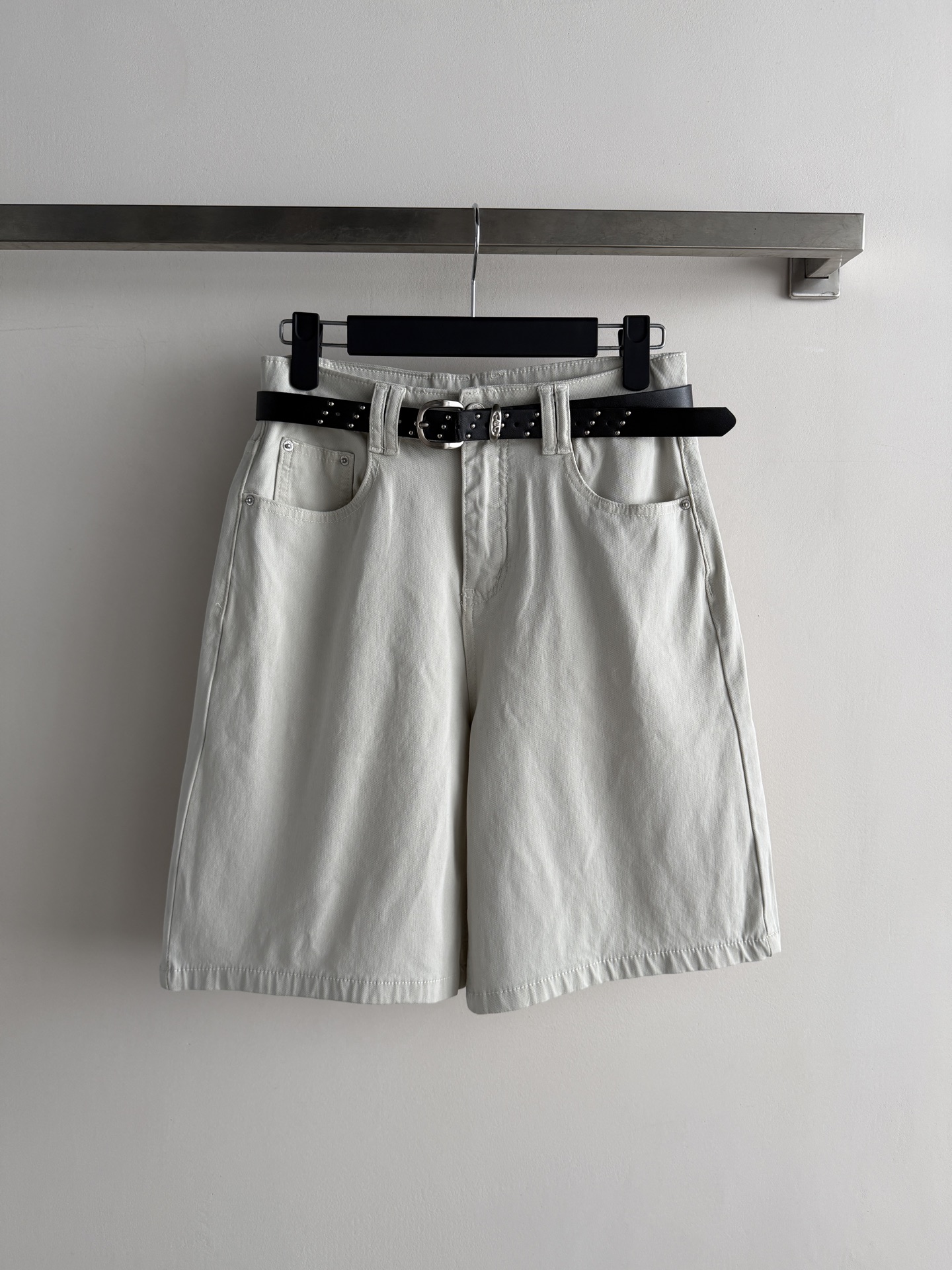 NO:864676,New rivet belt denim mid-waist pants with high waist design + rivet belt, retro and fashionable!  The fabric is made of cotton blended material, soft and breathable, and super comfortable to wear in summer~ The mid-length pants are slim and versatile, and can be easily used in daily street and casual occasions. The rivet belt is embellished with a full sense of layering. It looks great with any T-shirt or shirt, and it is easy to get a yuppie style outfit~ SML, women's clothing, shirts, tees, t-shirt,19860909新款铆钉腰带牛仔中裤高腰设计+铆钉腰带,复古又时髦！面料棉混纺材质,柔软透气,夏天穿超舒服～中裤长度,显瘦又百搭,日常出街、休闲场合都能轻松驾驭.铆钉腰带点缀,层次感满满,随便搭配T恤或衬衫都很出彩,轻松get雅痞风穿搭～SML,女装,shirts,tees，t-shirt,,Women's clothing