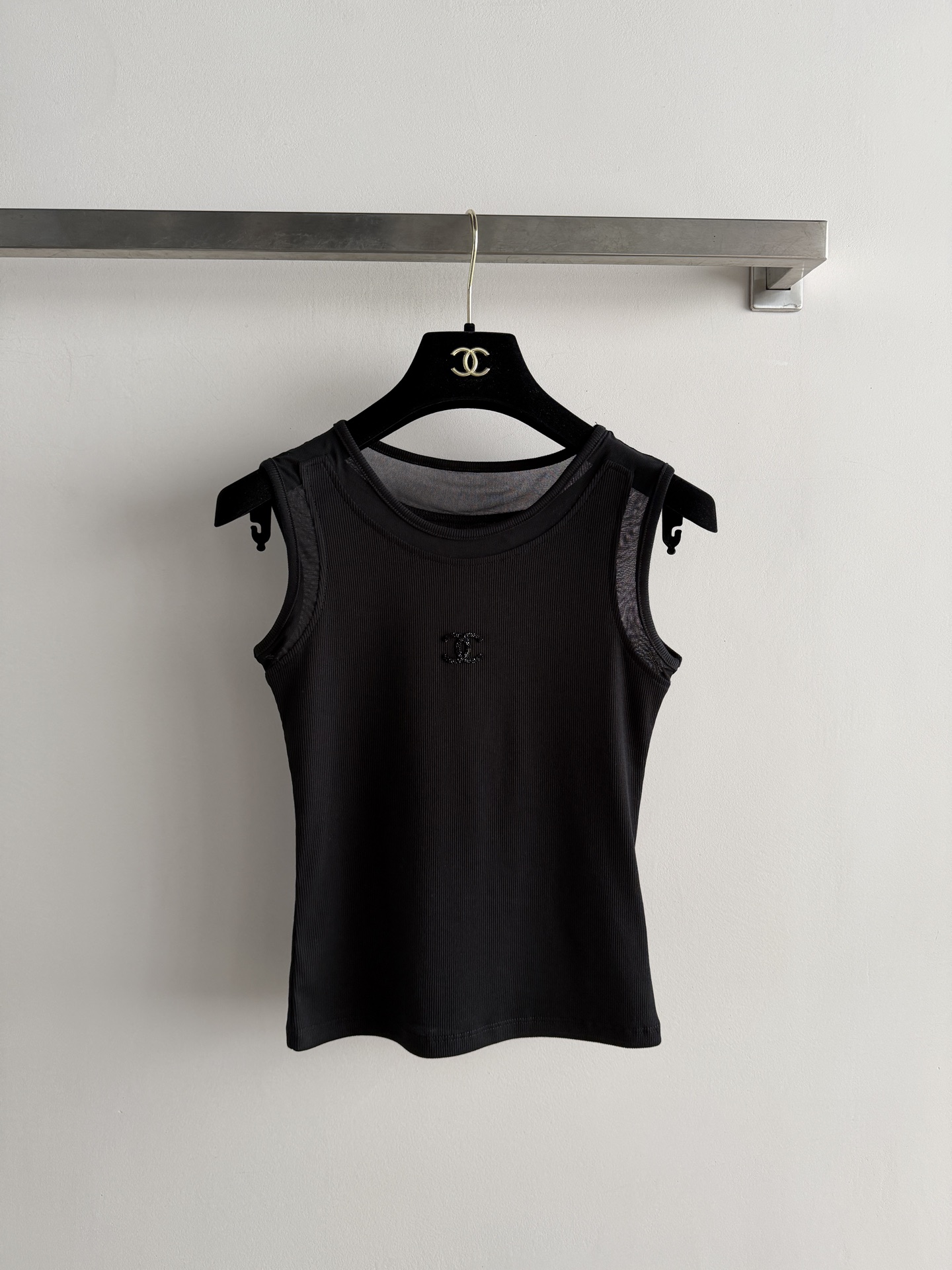 NO:888724,CHANE*26 new style vest, soft and skin-friendly fabric, simple and elegant design, the classic double C logo on the chest is very recognizable. Sleeveless round neck cut, modified shoulder and neck lines, perfect to wear alone or layered in spring and summer!  Exquisite and versatile, it can be easily matched with jeans and skirts, and can be used for commuting and leisure. The material is breathable and comfortable, a must-have for daily wear. It is low-key, elegant and practical. Fashionistas should not miss it!  SML,Chanel-clothing,chanel,chanel,loro piana,skirts,jeans,19860909CHANE*26新款背心,柔软亲肤面料,简约大方设计,胸前经典双C标志超有辨识度.无袖圆领剪裁,修饰肩颈线条,春夏单穿或内搭都很OK！精致百搭,轻松搭配牛仔裤、半裙,通勤休闲都能hold住～材质透气舒适,日常穿搭必备,低调优雅又实用,时髦精们别错过啦！SML,香奈儿-服装,chanel,chanel,loro piana,skirts,jeans,,Women's clothing