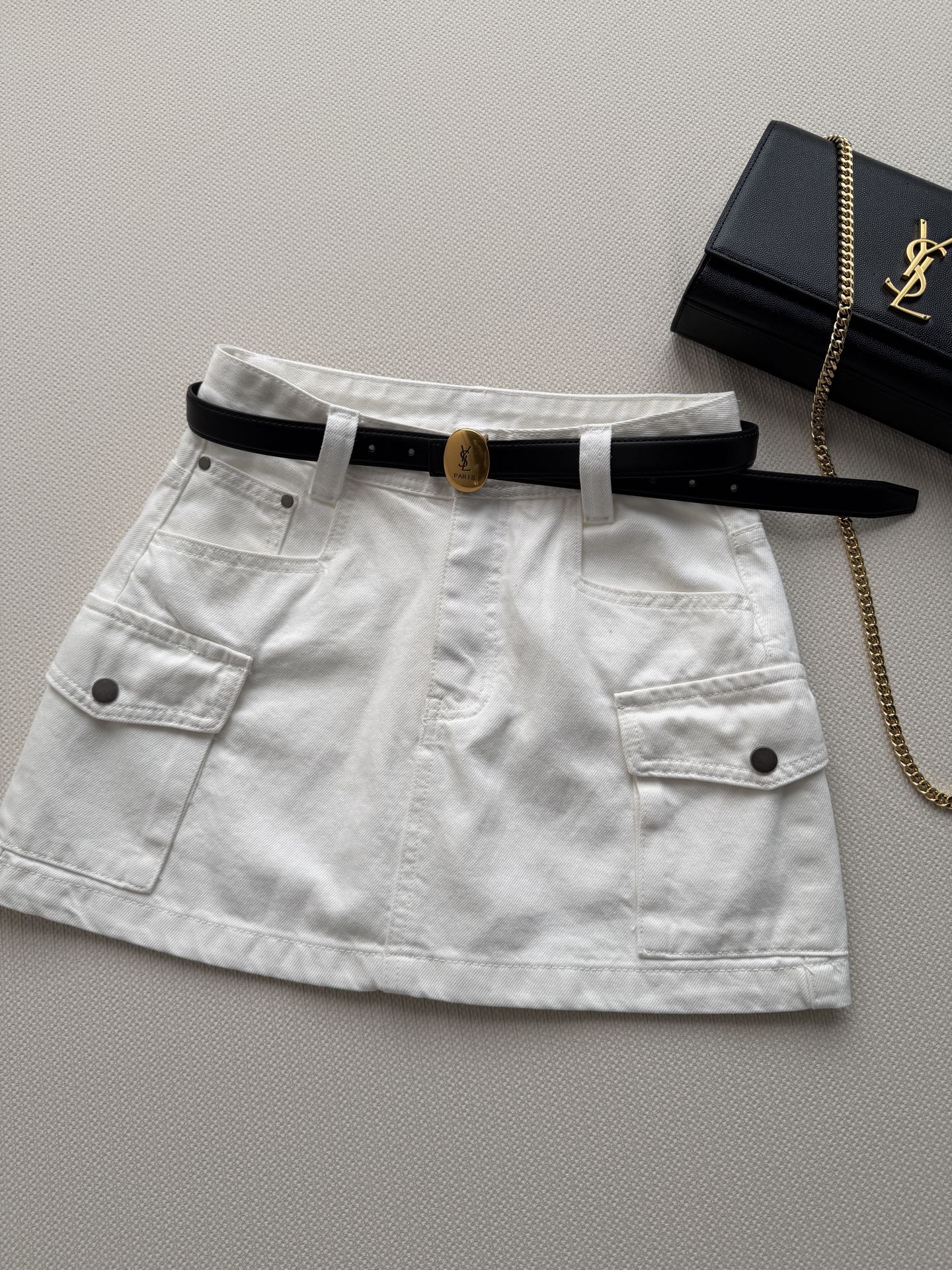 NO:886256,The new 26SS workwear-style skirt has a simple and tough design. The high-waisted A-line cut can visually modify the leg line and has a better slimming effect. The skirt is equipped with iconic large-capacity three-dimensional flap pockets on both sides, which increases practicality and layering. The belt buckle head is decorated with a gold logo to embellish the waistline and enhance sophistication. It is super versatile SML-, women's clothing, skirts,19860909新款26SS工装风半裙设计简约硬朗 高腰A字剪裁,视觉上能修饰腿部线条,显瘦效果较好.裙身两侧配有标志性的大容量立体翻盖口袋,增加了实用性和层次感腰带扣头带有金色Logo装饰 点缀腰线和提升精致度,超级百搭SML-,女装,skirts,,Women's clothing