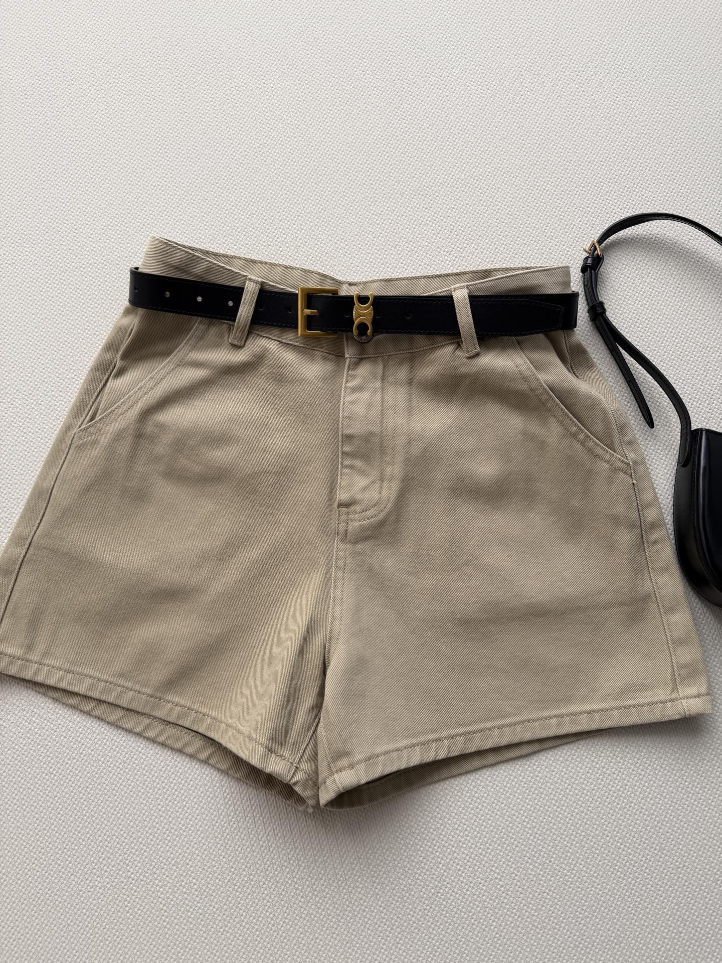 NO:886264,The new 26SS khaki high-waisted shorts are made of washed fabric, breathable and comfortable, perfect for summer! The high-waist + A-line version makes you look slimmer and taller, and is very friendly to pear-shaped figures. It covers the crotch and modifies the legs, making it easy to wear with good proportions. The decorative design of the belt is practical and fashionable, and it looks great with a white shirt or T-shirt. It can be easily used for commuting, vacationing, and daily outings. It is a versatile artifact in summer. SML-, women's clothing, shorts, shirts, tees, t-shirt,19860909新款26SS卡其色高腰短裤洗水面料透气又舒适,夏天穿完全OK！高腰+A字版型显瘦显高,对梨形身材超友好,遮胯修饰腿型,轻松穿出好比例們.腰带装饰设计实用又时髦,搭配白衬衫或T恤都很出彩,通勤、度假、日常出街都能轻松驾驭,是夏季百搭神器SML-,女装,shorts,shirts,tees，t-shirt,,Women's clothing