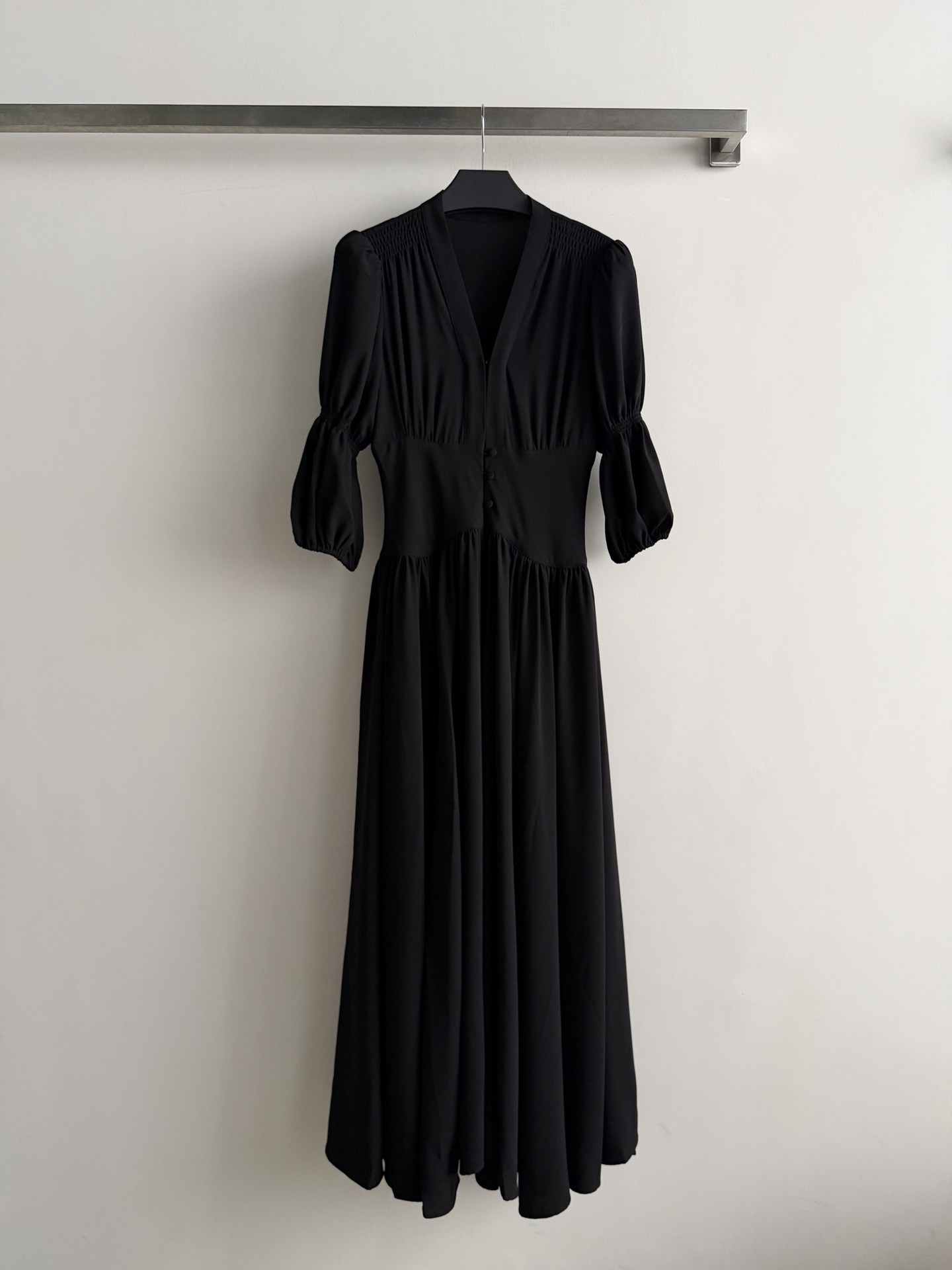 NO:924544,The new black retro dress is made of light and soft fabric, with perfect drape. The V-neck + waist design shows off your body curves. The puff sleeves are full of retro feel, and the skirt reaches the floor, giving you a full sense of elegance!  It can be easily worn for daily wear, formal occasions or retro-themed events. It looks even better when paired with high heels or retro accessories. The black color is classic and versatile, so you can match it with anything and easily hold on to various styles!  SML,women's clothing,high heels,skirts,19860909新款黑色复古连衣裙,采用轻薄柔软面料,垂坠感满分,V领+收腰设计超显身材曲线.泡泡袖复古感十足,裙摆及地,优雅气质拉满！日常穿搭、正式场合或复古主题活动都能轻松驾驭,搭配高跟鞋或复古配饰更出彩.黑色经典百搭,怎么搭都不出错,轻松hold住各种风格！SML,女装,high heels,skirts,,Women's clothing
