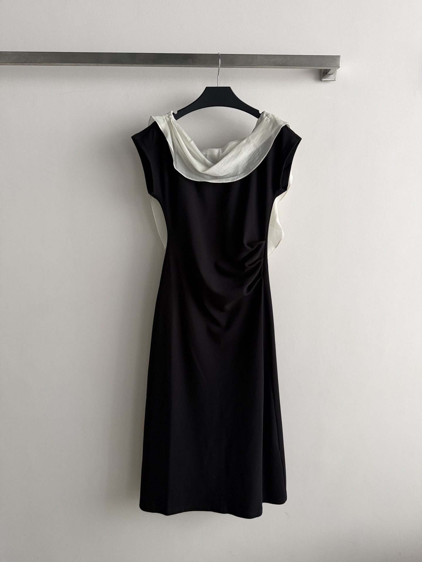 NO:888401,The new dress is designed with black and white contrasting colors. The black skirt is paired with a white shawl-style neckline, which is simple and advanced. The fabric is smooth and shiny, comfortable to wear and close to the body. The tailoring is slim and the lines are smooth, making it easy to show elegance. The skirt is moderate in length and can be easily controlled whether commuting, dating or light occasions. Pair it with a straw hat or handbag to make it more elegant. SML, women's clothing, skirts, shawls, hats,19860909新款连衣裙,采用黑白撞色设计,黑色裙身搭配白色披肩式领口,简约又高级.面料平滑有光泽,穿着舒适贴身,剪裁修身,线条流畅,轻松展现优雅气质.裙长适中,无论通勤、约会还是轻礼场合都能轻松驾驭,搭配草帽或手提包更显气质SML,女装,skirts,shawls,hats,,Women's clothing