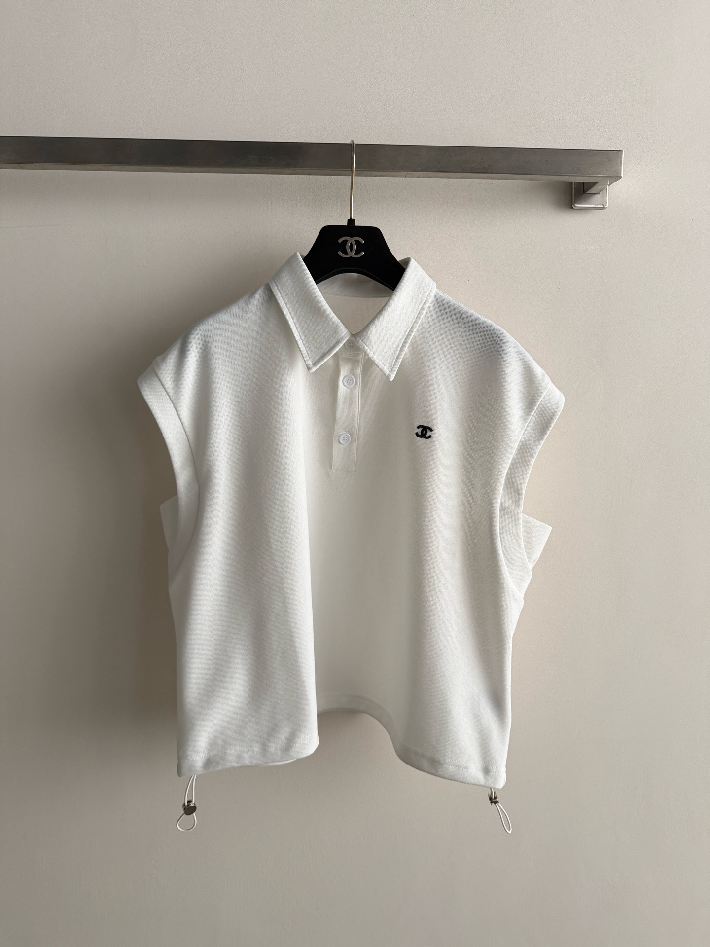NO:899210,CHANE*26 new Polo suit, including sleeveless Polo top + high-waisted culottes, casual, simple and super brand-like!  The top has a classic lapel + double C embroidery, and there is also a small logo on the side of the shorts. The details are perfect. The fabric is light, soft and breathable, super comfortable to wear in summer, and the loose tailoring makes you slim and comfortable. It can be easily controlled for daily commuting and leisure. Pair it with sports shoes or white shoes, and you can have a fresh temperament ~ two colors SML, chanel, sneakers, skirts, shorts,19860909CHANE*26新款Polo套装,包含无袖Polo上衣+高腰裙裤,休闲简约又超有品牌感！上衣经典翻领+双C刺绣,短裤侧边也有小标志,细节满分.面料轻薄柔软透气,夏天穿超舒服,宽松剪裁显瘦又自在.日常通勤、休闲都能轻松驾驭,搭配运动鞋或小白鞋,清新气质拿捏住啦～两个色SML,,chanel,sneakers,skirts,shorts,,Women's clothing