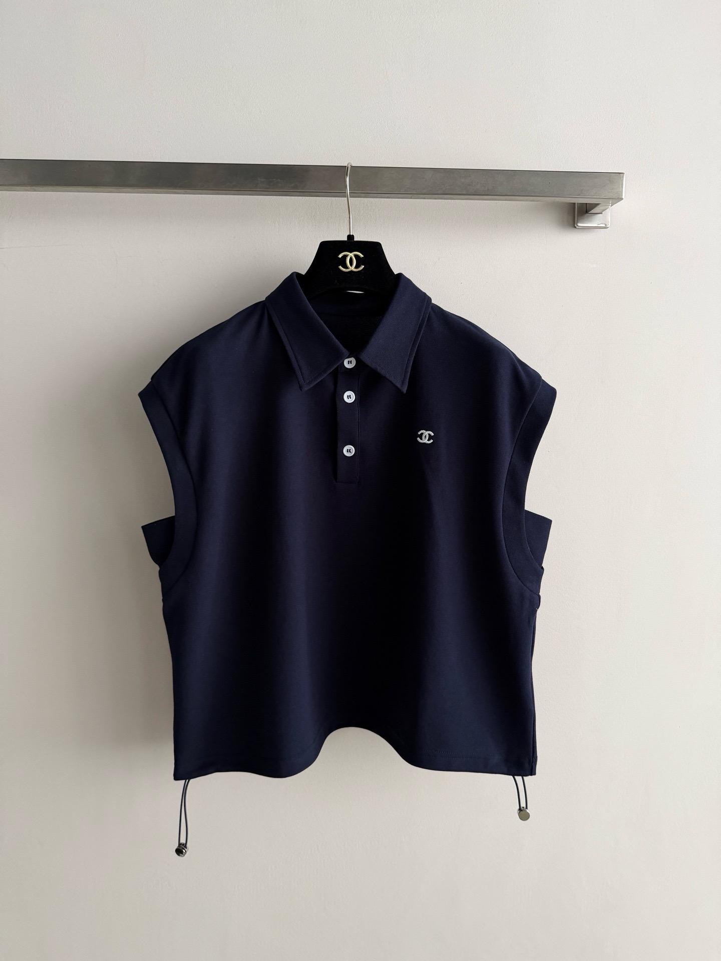 NO:884821,CHANE*26 new Polo suit, including sleeveless Polo top + high-waisted culottes, casual, simple and super brand-like!  The top has a classic lapel + double C embroidery, and there is also a small logo on the side of the shorts. The details are perfect. The fabric is light, soft and breathable, super comfortable to wear in summer, and the loose tailoring makes you slim and comfortable. It can be easily controlled for daily commuting and leisure. Pair it with sports shoes or white shoes, and you can have a fresh temperament~ Two colors SML, Chanel-clothing, chanel, chanel, sneakers, skirts, shorts,19860909CHANE*26新款Polo套装,包含无袖Polo上衣+高腰裙裤,休闲简约又超有品牌感！上衣经典翻领+双C刺绣,短裤侧边也有小标志,细节满分.面料轻薄柔软透气,夏天穿超舒服,宽松剪裁显瘦又自在.日常通勤、休闲都能轻松驾驭,搭配运动鞋或小白鞋,清新气质拿捏住啦～两个色SML,香奈儿-服装,chanel,chanel,sneakers,skirts,shorts,,Women's clothing