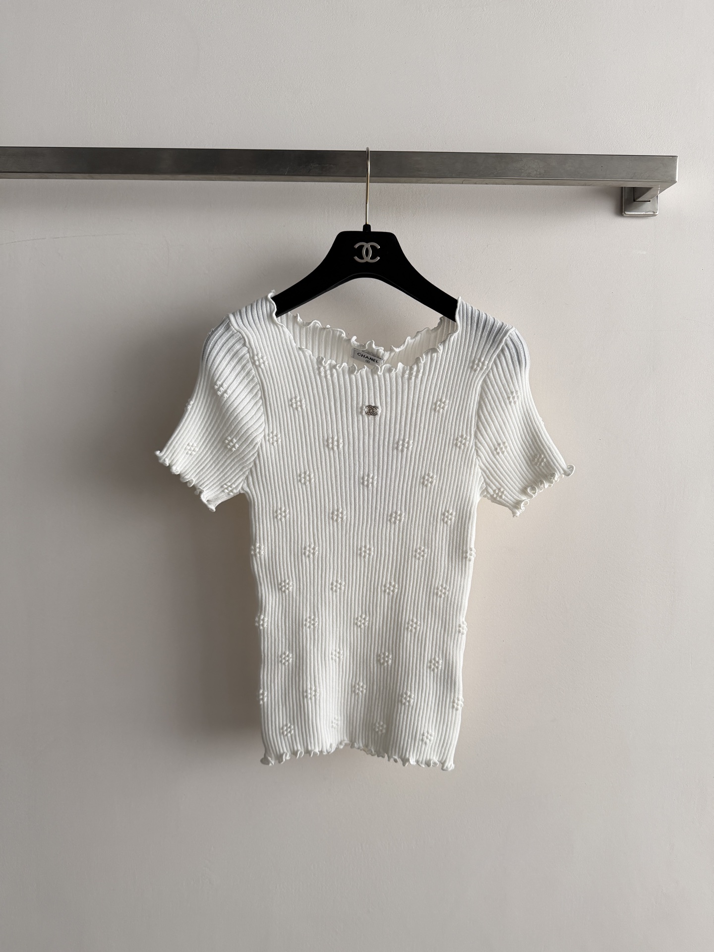 NO:865655,CHAEN*’s new fungus knitted short-sleeves are designed with three-dimensional flowers + fungus edges. They are full of details and full of gentleness. The slim fit is not tight and can easily show your body curves. It looks great with gauze skirts or drawstring pants. It can be easily used when commuting and shopping ~ Comfortable and stylish, a must-have for Korean style wear!  SML, Chanel-clothing,chanel,skirts,T-shirt,19860909CHAEN*新款木耳边针织短袖,采用立体小花+木耳边设计,细节满满,温柔气质拉满.修身版型不紧绷,轻松展现身形曲线,搭配纱裙或抽绳裤都很出彩,通勤逛街都能轻松驾驭～舒适又有设计感,韩系穿搭必备！SML,香奈儿-服装,chanel,skirts,T-shirt,,Women's clothing