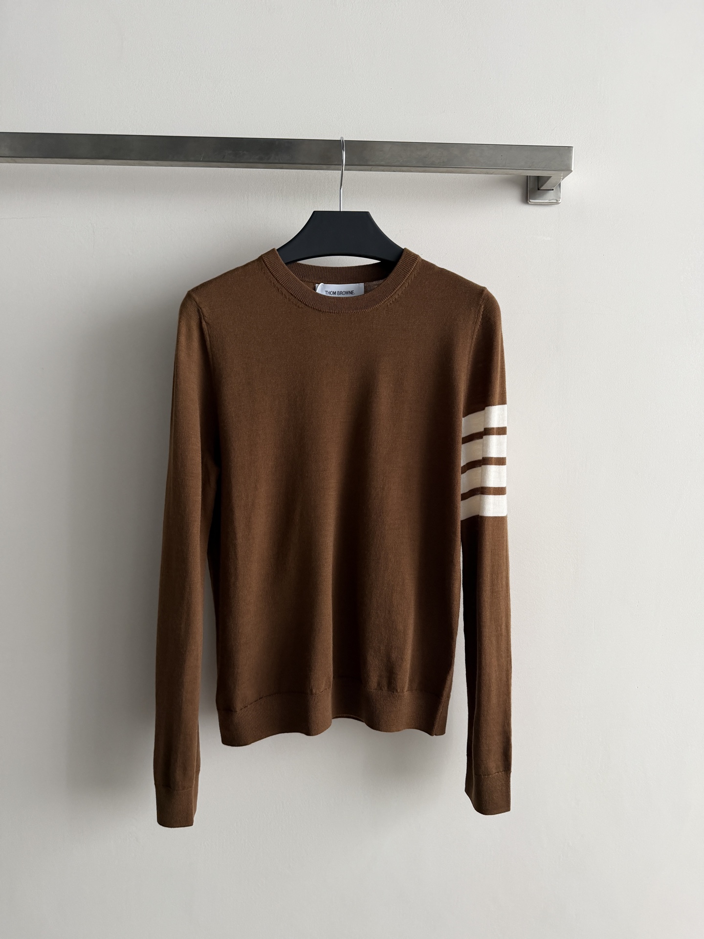 NO:865632,The new TB four-stripe knitted sweater has a classic round neck design and a four-stripe design on the sleeves. It is full of brand sense, simple and recognizable. High-quality wool, soft and skin-friendly, and super comfortable to wear in autumn and winter. The regular version is OK to wear alone or layered, and can be easily used for commuting and leisure. The four stripes are the iconic element of TB, low-key luxury, and full of quality. It is a must-have and versatile item for the autumn and winter wardrobe!  SML,thom brown-clothing,thom browne,sweaters,19860909新款TB四条杠针织毛衣,经典圆领设计,袖子四条杠设计,品牌感满满,简约又有辨识度.高品质羊毛,柔软亲肤,秋冬穿超舒服.常规版型,单穿或内搭都很OK,通勤休闲都能轻松驾驭.四条杠是TB标志性元素,低调奢华,品质感满满,是秋冬衣橱必备百搭单品！SML,汤姆布朗-服装,thom browne,sweaters,,Women's clothing