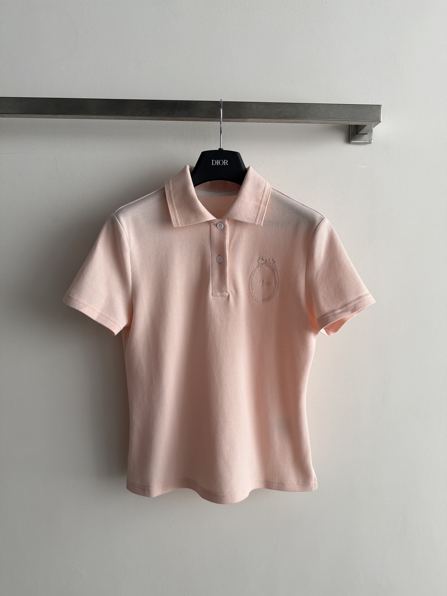 NO:865623,Dio*2026 new spring and summer Polo shirt, the upper body is breathable and soft, super comfortable to wear in summer!  Exquisitely embroidered logo on the chest, low-key yet recognizable slim-fitting slightly waisted design, easily showing off your body curves. It goes well with jeans or skirts. It can be easily used for daily commuting and leisure. It is a practical and fashionable all-match item!  Two-color SML, Dior-clothing, dior, dior, skirts, jeans,19860909Dio*2026春夏新款Polo衫,上身透气又柔软,夏天穿超舒服！胸前精致刺绣Logo,低调又有辨识度修身微收腰设计,轻松展现身形曲线,搭配牛仔裤或裙装都很出彩,日常通勤、休闲都能轻松驾驭,是实用又时髦的百搭单品！两色SML,迪奥-服装,dior,dior,skirts,jeans,,Women's clothing