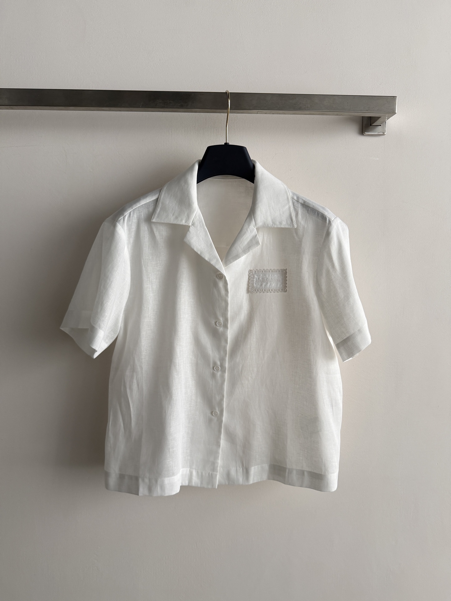 NO:865612,LouisVuitt*26 new white short-sleeved shirt is made of cotton, breathable and moisture-absorbent, super comfortable to wear in summer!  Simple lapel + loose fit, casual and elegant, easy to create a relaxed look. The fabric has a slightly wrinkled texture and perfect texture. Whether commuting, vacationing or daily life, it is very versatile when paired with wide-leg pants or casual pants, and you can easily get a high-end look!  SML,Louis Vuitton-clothing,louis vuitton,louis vuitton,shirts,T-shirt,19860909LouisVuitt*26新款白色短袖衬衫,采用棉材质,透气又吸湿,夏天穿超舒服！简约翻领+宽松版型,随性又优雅,轻松打造松弛感穿搭.面料自带微皱肌理,质感满分,无论通勤、度假还是日常,搭配阔腿裤或休闲裤都很百搭,轻松get高级感！SML,路易威登-服装,louis vuitton,louis vuitton,shirts,T-shirt,,Women's clothing