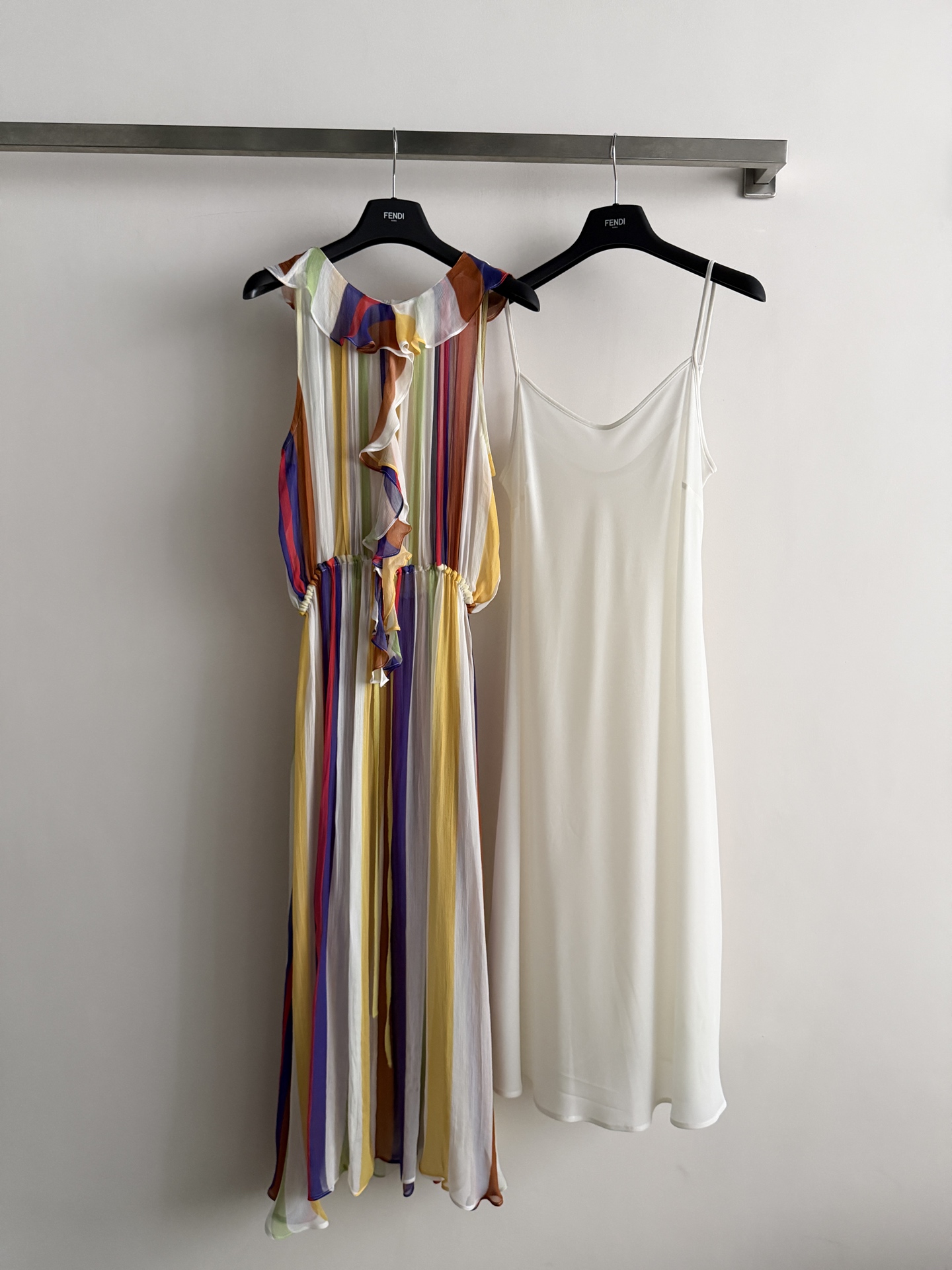 NO:865600,The ruffled ribbon design on the neckline of the new FEND*26SS silk dress not only modifies the neck line, but also adds a sense of agility. The skirt is designed with vertical stripes in rainbow colors and is rich in color. The bag is very visually eye-catching. The elastic waist drawstring design can better optimize the body proportions!  When walking, the hem of the skirt sways with the wind. When you take pictures, you will be able to feel relaxed and relaxed, gentle and casual~SML-, Fendi-clothing, fendi, fendi, skirts, real silk,19860909FEND*26SS新款真丝连衣裙领口的荷叶边飘带设计不仅修饰颈部线条,还增添了灵动感.裙身采用竖条纹彩虹色设计色彩丰富 包视觉上非常吸睛 腰部松紧收腰抽绳设计,能更好优化身材比例 ！走路裙摆随风摆 随手拍都是大片慵懒松弛感拉满,温柔又随性~SML-,芬迪-服装,fendi,fendi,skirts,real silk,,Women's clothing