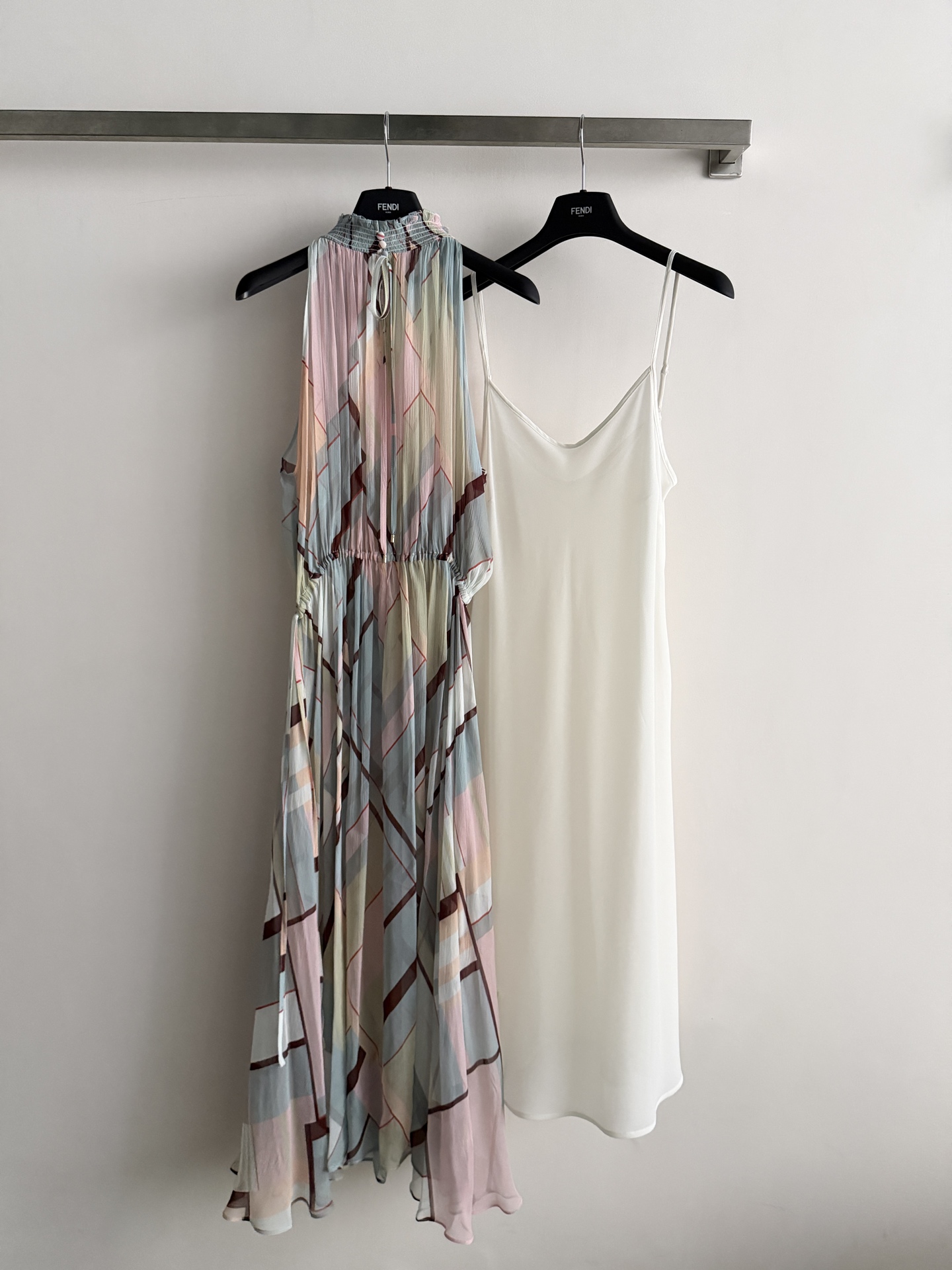 NO:865591,FEND*26SS series printed dress is made of silk upper body that is light and comfortable. It comes in low-saturated macaron color and comes with a soft light filter. It is designed with geometric lines, elegant and retro!  Sleeveless high-waist cut, flattering body shape, elegant skirt, suitable for dinners, vacations and other occasions. Paired with woven handbags, it is full of natural flavor, and the overall shape is full of high-end and can easily create a relaxed and elegant atmosphere. It is a high-end item that is both fashionable and practical. SML-, Fendi-clothing, fendi, fendi, skirts, real silk,19860909FEND*26SS系列印花连衣裙采用真丝上身轻盈舒适 低饱和马卡龙色系 自带柔光滤镜 几何线条设计,优雅又复古！无袖高腰剪裁,修饰身形,裙摆飘逸,适合晚宴、度假等场合.搭配编织手袋,自然气息满满,整体造型高级感十足轻松打造松弛优雅氛围,是时尚与实用兼具的高端单品SML-,芬迪-服装,fendi,fendi,skirts,real silk,,Women's clothing