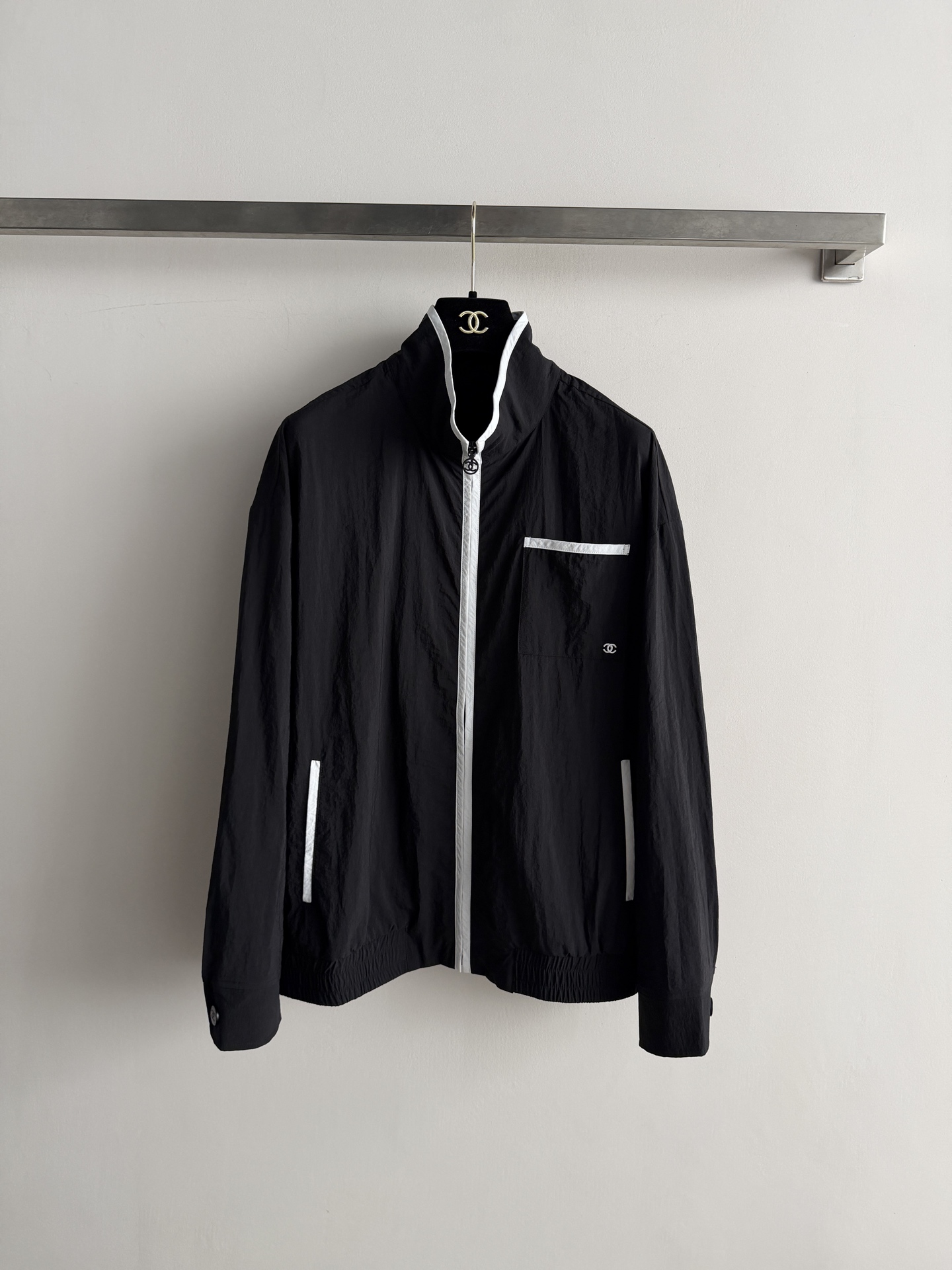 NO:865679,Chane*2026 Coco Beach series jacket, the black and white contrasting design is very recognizable!  Light and breathable fabric, super comfortable to wear in summer, stand-up collar + zipper + pockets, practical and fashionable sports and leisure style, can be easily worn on the street or on vacation. Pair it with shorts or sneakers of the same series, and you can easily get a relaxed feeling in summer!  SML, Chanel-clothing,chanel,chanel,sneakers,shorts,jackets & coats,19860909Chane*2026 Coco Beach沙滩系列夹克,黑白撞色设计超有辨识度！轻薄透气面料,夏天穿超舒服,立领+拉链+口袋,实用又时髦运动休闲风,日常出街或度假都能轻松驾驭.搭配同系列短裤或运动鞋,轻松get夏日松弛感穿搭！SML,香奈儿-服装,chanel,chanel,sneakers,shorts,jackets & coats,,Women's clothing