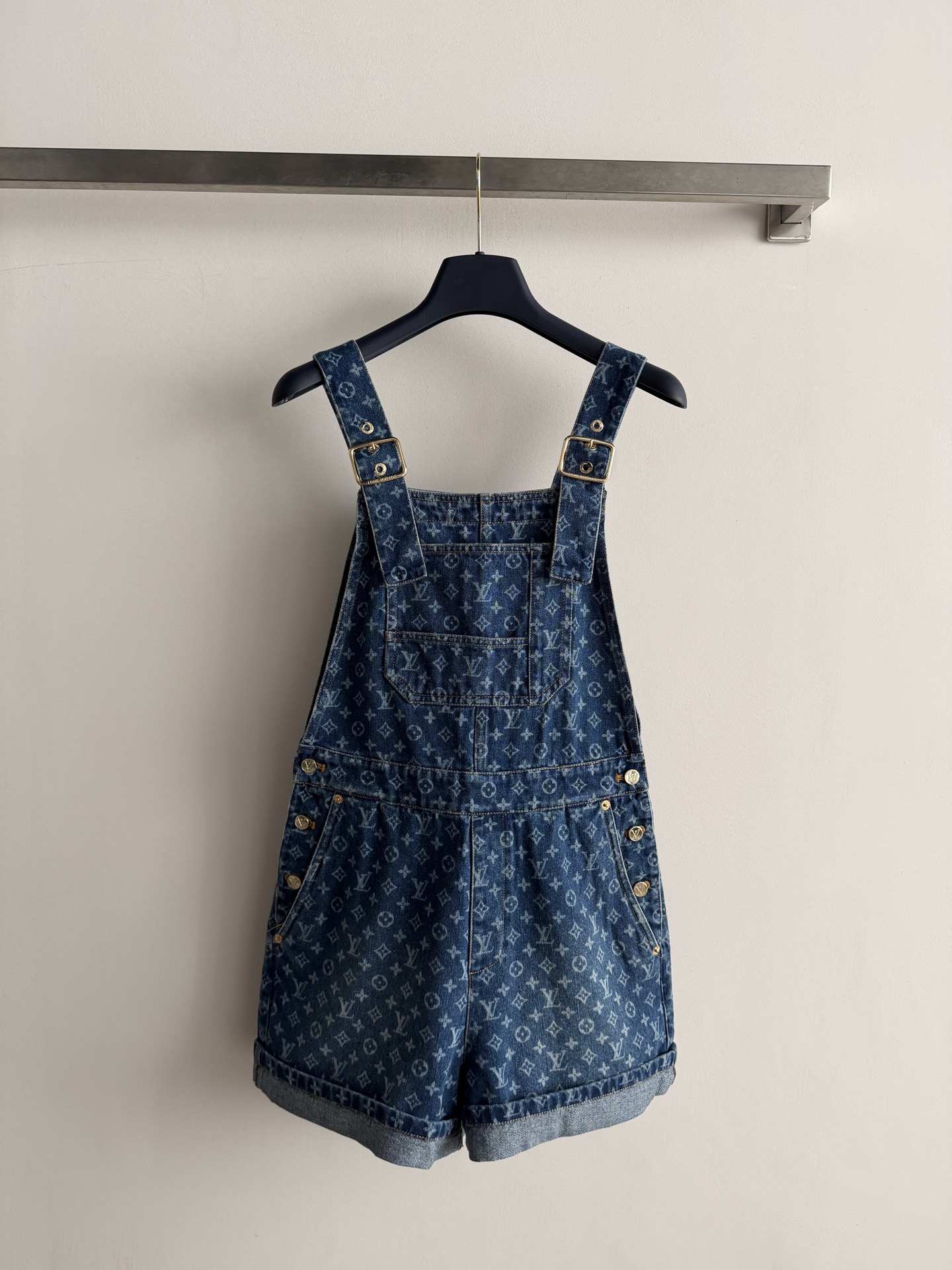 NO:865691,LouisVuitto* series of presbyopic denim overalls shorts, fully printed with Monogram patterns, have a strong sense of brand!  Denim material + metal buckle shoulder straps, rolled trouser hem design, full of details. Overalls are age-friendly and playful. Paired with suspenders or short sleeves in summer, you can easily get a girly style~ Suitable for daily travel, vacation, and leisure. They are comfortable and fashionable. They are one of the popular items in LV's vacation series!  SML,Louis Vuitton-clothing,louis vuitton,louis vuitton,louis vuitton,shorts,T-shirt,19860909LouisVuitto*系列老花牛仔背带短裤,满印Monogram图案,品牌感超强！牛仔布材质+金属扣肩带,卷边裤脚设计,细节满分.背带裤版型减龄又俏皮,夏天搭配吊带或短袖,轻松get元气少女风～日常出行、度假、休闲都很适合,舒适又时髦,是LV度假系列的热门单品之一！SML,路易威登-服装,louis vuitton,louis vuitton,louis vuitton,shorts,T-shirt,,Women's clothing
