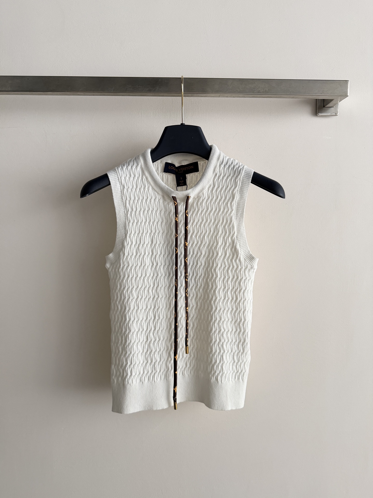 NO:867559,LV white twisted knitted vest, silk and cotton blend, soft and breathable, perfect for summer!  Sleeveless design + classic Monogram drawstring, perfect details. The twisted texture is full of three-dimensionality, simple and high-end, and it looks great when worn alone or paired with a skirt ~ You can easily control it for daily commuting and vacations. SML, Louis Vuitton-clothing, louis vuitton, louis vuitton, skirts, real silk,19860909LV白色拧花针织背心,真丝绵混纺,柔软透气超适合夏天！无袖设计+经典Monogram抽绳,细节满分.拧花纹理立体感十足,简约又高级,单穿or搭配半裙都很出彩～日常通勤、度假都能轻松驾驭SML,路易威登-服装,louis vuitton,louis vuitton,skirts,real silk,,Women's clothing