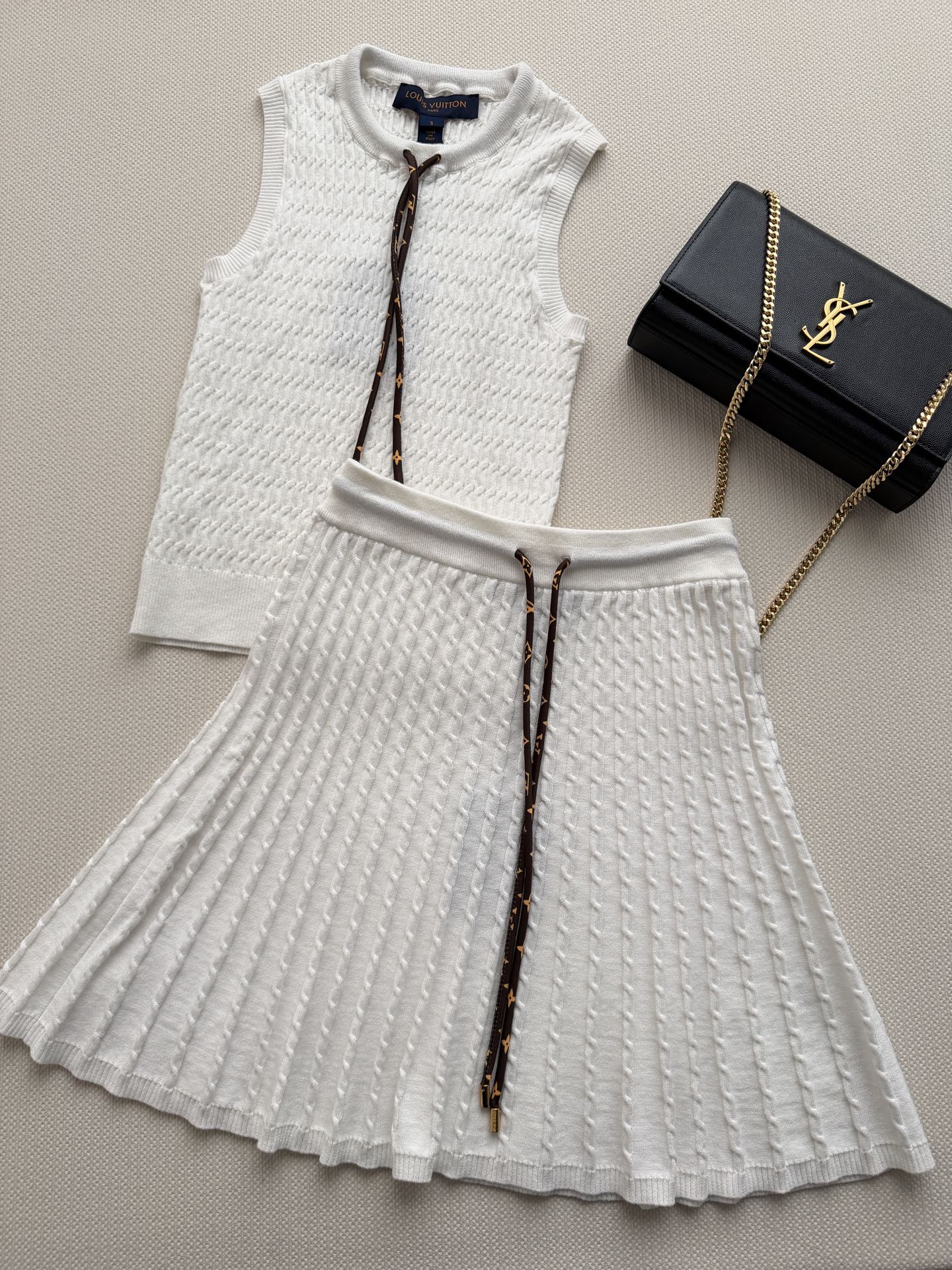 NO:867551,LV white knitted pleated skirt, made of silk cotton fabric, vertical stripe texture + pleated design, perfect drape, comfortable to wear and elegant. The waist drawstring is embellished with metal decoration, full of details, and the exquisite skirt length is moderate, which can be easily worn daily or on vacation. Paired with a knitted vest or shirt, the gentle and elegant style can easily create a high-end look. SML, Louis Vuitton-clothing, louis vuitton, louis vuitton, skirts, shirts, real silk,19860909LV白色针织百褶半裙,采用真丝绵面料,竖条纹肌理+百褶设计,垂坠感满分,穿着舒适又显气质.腰部抽绳点缀金属装饰,细节感十足,精致裙长适中,日常或度假都能轻松驾驭,搭配针织背心或衬衫,温柔优雅风get轻松打造高级感穿搭.SML,路易威登-服装,louis vuitton,louis vuitton,skirts,shirts,real silk,,Women's clothing