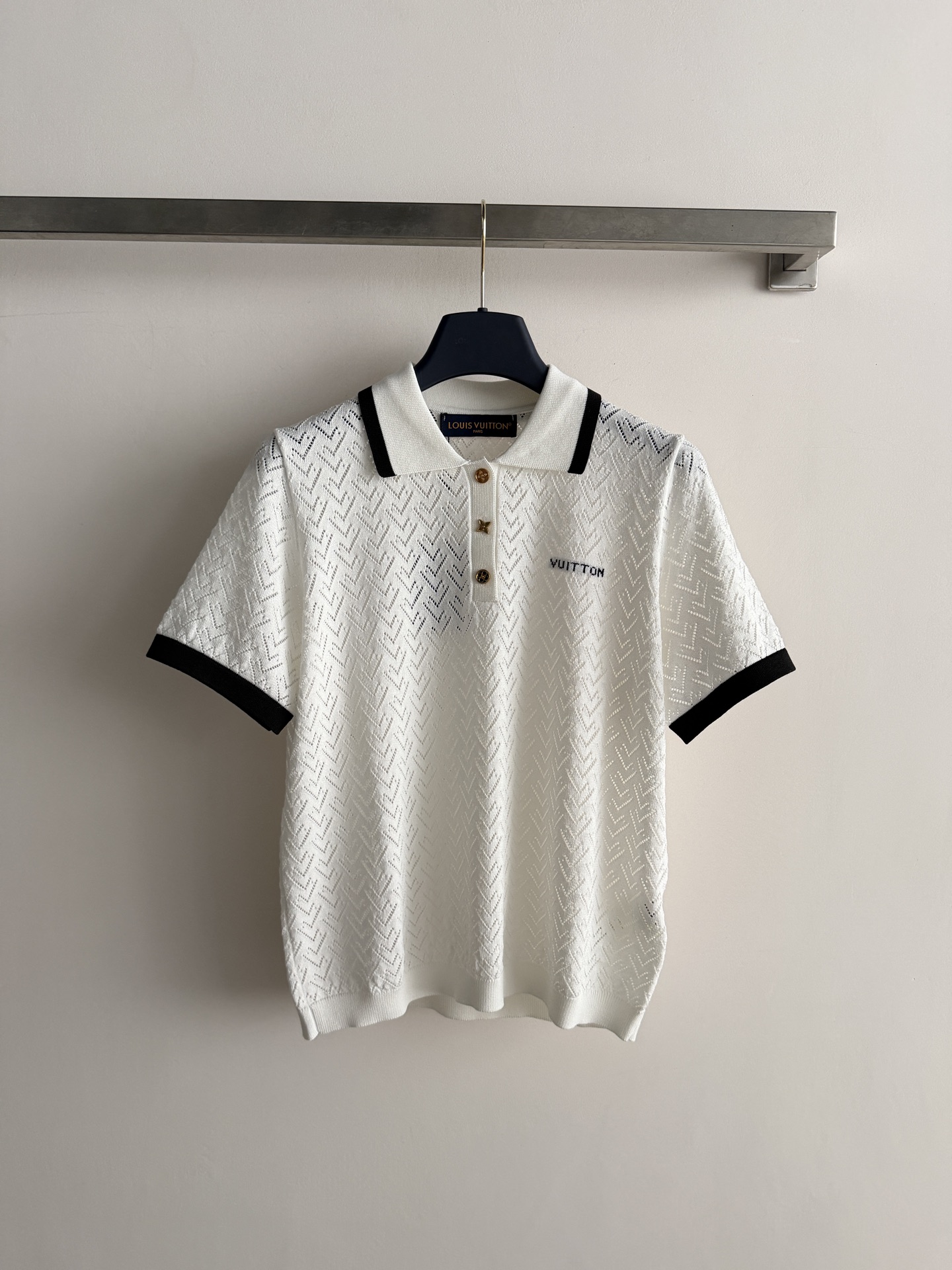 NO:867541,LV white knitted Polo shirt, soft knitted fabric, comfortable and breathable, perfect for summer!  Classic Polo collar + black trim, simple and detailed. V hollow texture on the body + 'LVUITTON' embroidery on the chest, perfect brand recognition!  Three metal buttons make it easy to put on and take off. It can be easily worn in college style or commuter style. It looks good with jeans or casual pants. SML, Louis Vuitton-clothing, louis vuitton, louis vuitton, jeans,19860909LV白色针织Polo衫,柔软针织面料,舒适透气,夏天穿超合适！经典Polo领+黑色边饰,简约又有细节感.衣身V镂空纹理+胸前“LVUITTON”刺绣,品牌辨识度满分！三颗金属纽扣,穿脱方便,学院风or通勤风都能轻松驾驭,搭牛仔裤或休闲裤都很OKSML,路易威登-服装,louis vuitton,louis vuitton,jeans,,Women's clothing