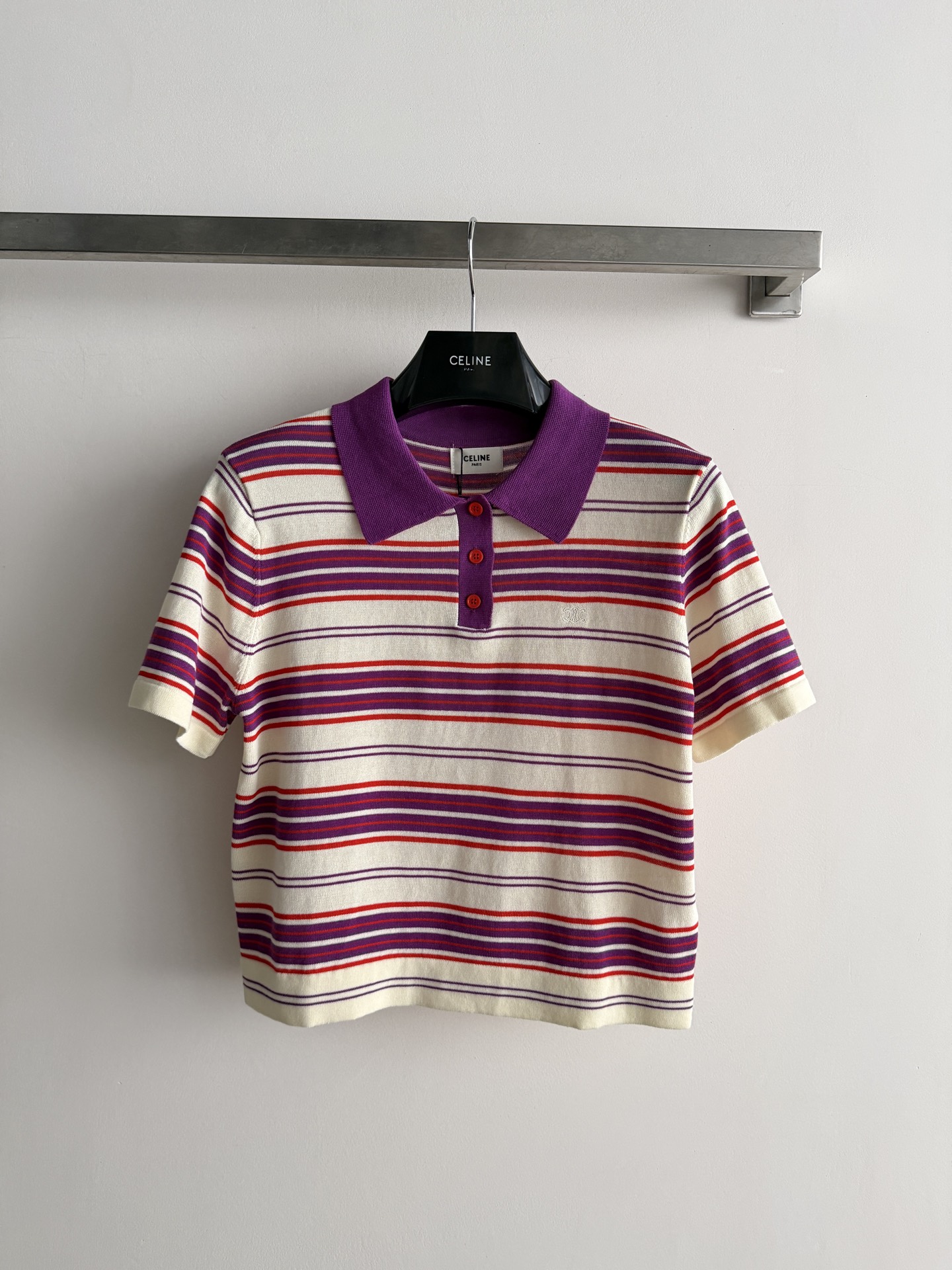NO:867531,CELIN*26SS purple striped Polo, light knitted fabric, soft, skin-friendly and super breathable!  Purple red and white stripes + purple lapels, full of retro college style, short cut to raise the waistline, paired with high-waisted jeans or skirts to show off your figure. The logo embroidery on the chest is low-key and recognizable, and can be easily controlled for daily commuting and leisure. GetSML, Celine-clothing, celine, celine, skirts, jeans,19860909CELIN*26SS紫色条纹Polo,轻薄针织面料,柔软亲肤超透气！紫红白条纹+紫色翻领,复古学院风满满,短款剪裁拉高腰线,搭配高腰牛仔裤或半裙超显身材.胸前logo刺绣低调有辨识度,日常通勤、休闲都能轻松驾驭,法式松弛感getSML,赛琳-服装,celine,celine,skirts,jeans,,Women's clothing