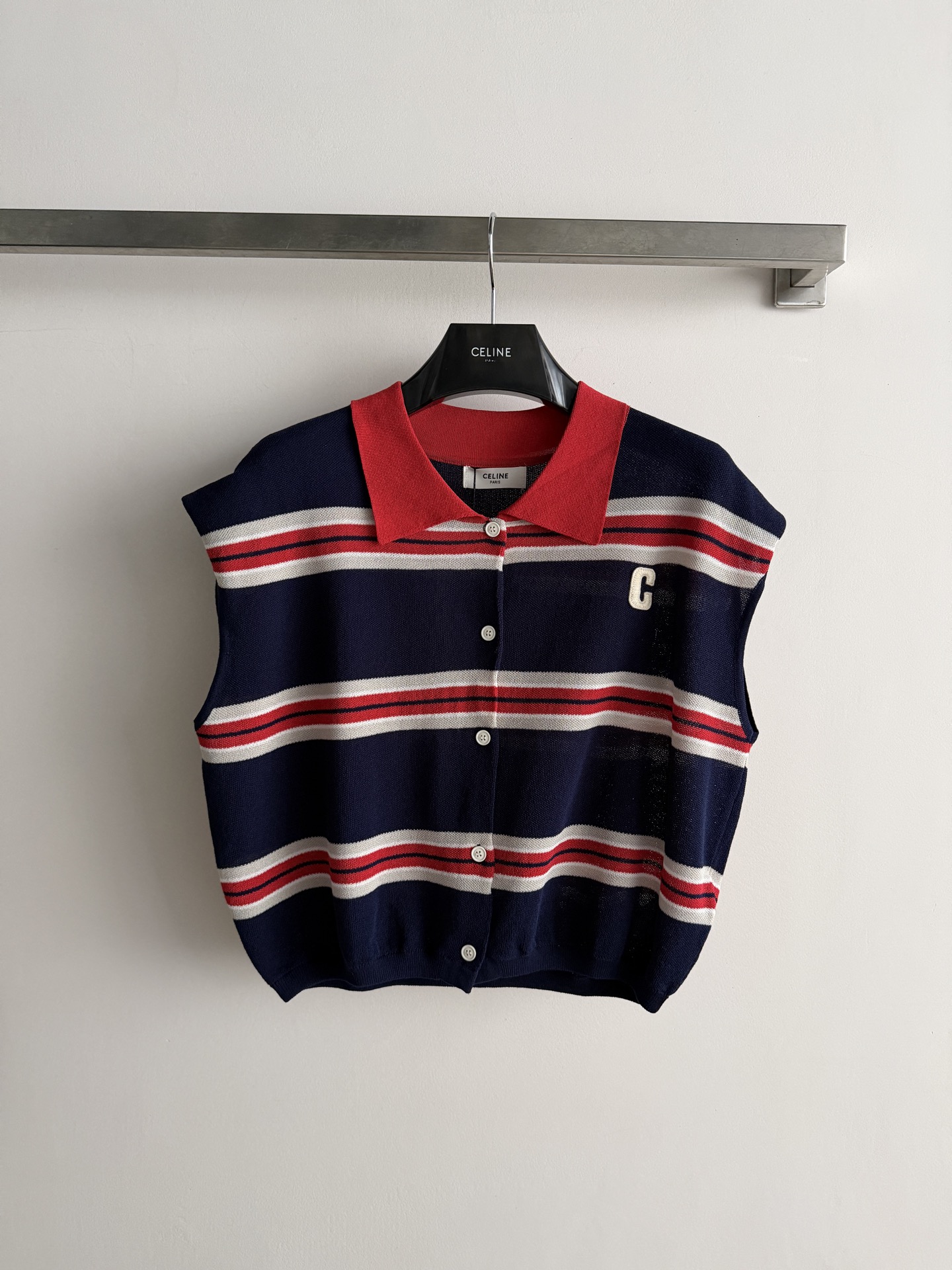 NO:867519,Celin* striped knitted cardigan, navy blue background with red and white stripes, retro and full of vitality!  Red lapel + 'C' letter on the chest, the brand is highly recognizable. The knitted fabric is soft and skin-friendly, and the single-row button design is easy to put on and take off. The sleeveless version is OK for layering or wearing alone in spring and summer. It goes well with jeans and skirts, and can easily switch between casual or commuting style~SML, Celine-clothing, celine, celine, skirts, jeans,19860909Celin*条纹针织开衫,藏蓝底色配红白条纹,复古又活力满满！红色翻领+胸前“C”字母,品牌辨识度超高.针织面料柔软亲肤,单排纽扣设计,穿脱方便.无袖版型,春夏叠穿或单穿都很OK,搭配牛仔裤、半裙都很出彩,轻松切换休闲or通勤风～SML,赛琳-服装,celine,celine,skirts,jeans,,Women's clothing