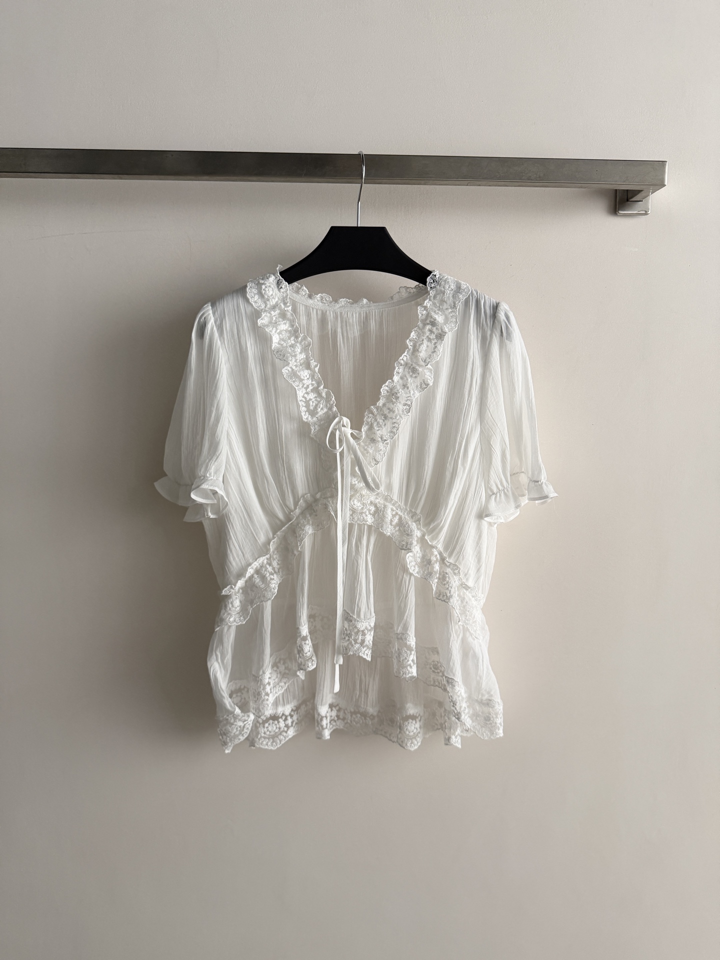 NO:867497,The new top is made of light and breathable fabrics, matched with exquisite lace, and is full of French romantic atmosphere. The V-neck + bow tie design modifies the neck line and adds a feminine temperament. The loose fit covers the flesh and makes you look slimmer. It is super comfortable to wear in spring and summer. It can be easily used for daily outings, dates, and vacations. Pair it with a skirt or jeans to get French elegance and casualness!  SML,women's clothing,skirts,jeans,19860909新款上衣、采用轻薄透气面料、搭配精致蕾丝花边,法式浪漫氛围感满满.V领+蝴蝶结系带设计,修饰颈部线条,增添柔美气质.宽松版型遮肉显瘦,春夏穿超舒适,日常出街、约会、度假都能轻松驾驭,搭配半身裙或牛仔裤,法式优雅随性get！SML,女装,skirts,jeans,,Women's clothing