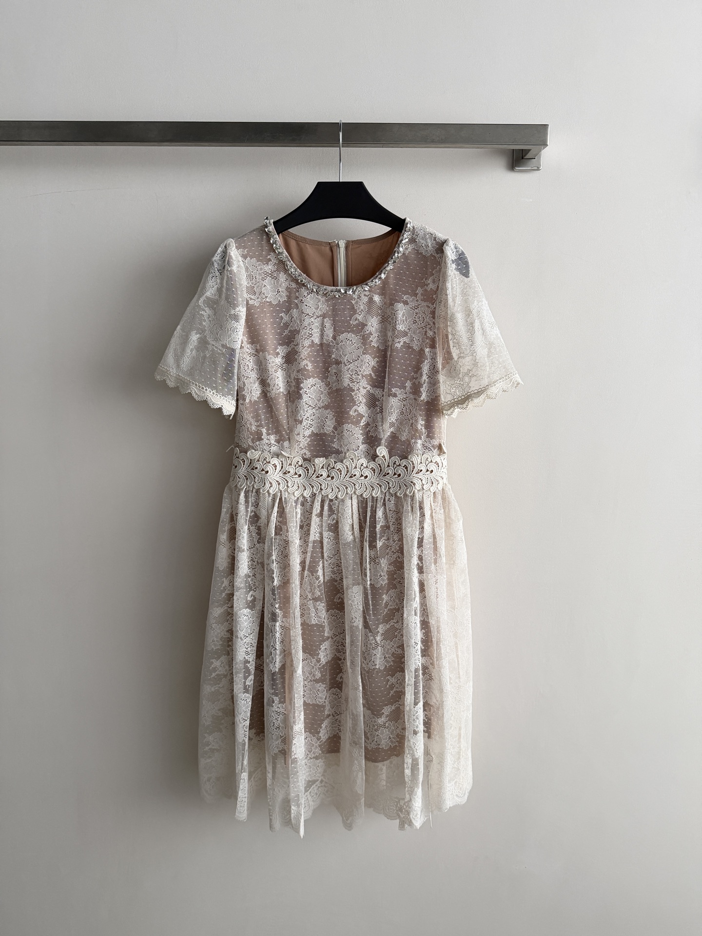 NO:867487,The new short-sleeved lace dress is made of light and breathable lace, with exquisite floral patterns, short sleeves + round neck design, hollow lace decoration on the waist, full of layers. The skirt is naturally draped and the length is moderate, perfect for spring and summer!  It can be easily worn in daily life, parties, and vacations. Pair it with simple accessories or sandals, and you can easily get a fresh and elegant temperament~SML, women's clothing, sandals, skirts, T-shirts,19860909新款短袖蕾丝连衣裙采用轻薄透气蕾丝,花卉图案精致,短袖+圆领设计,腰部镂空蕾丝装饰,层次感满满.裙摆自然垂坠,长度适中,春夏穿超合适！日常、聚会、度假都能轻松驾驭,搭配简约饰品或凉鞋,清新优雅气质轻松get～SML,女装,sandals,skirts,T-shirt,,Women's clothing