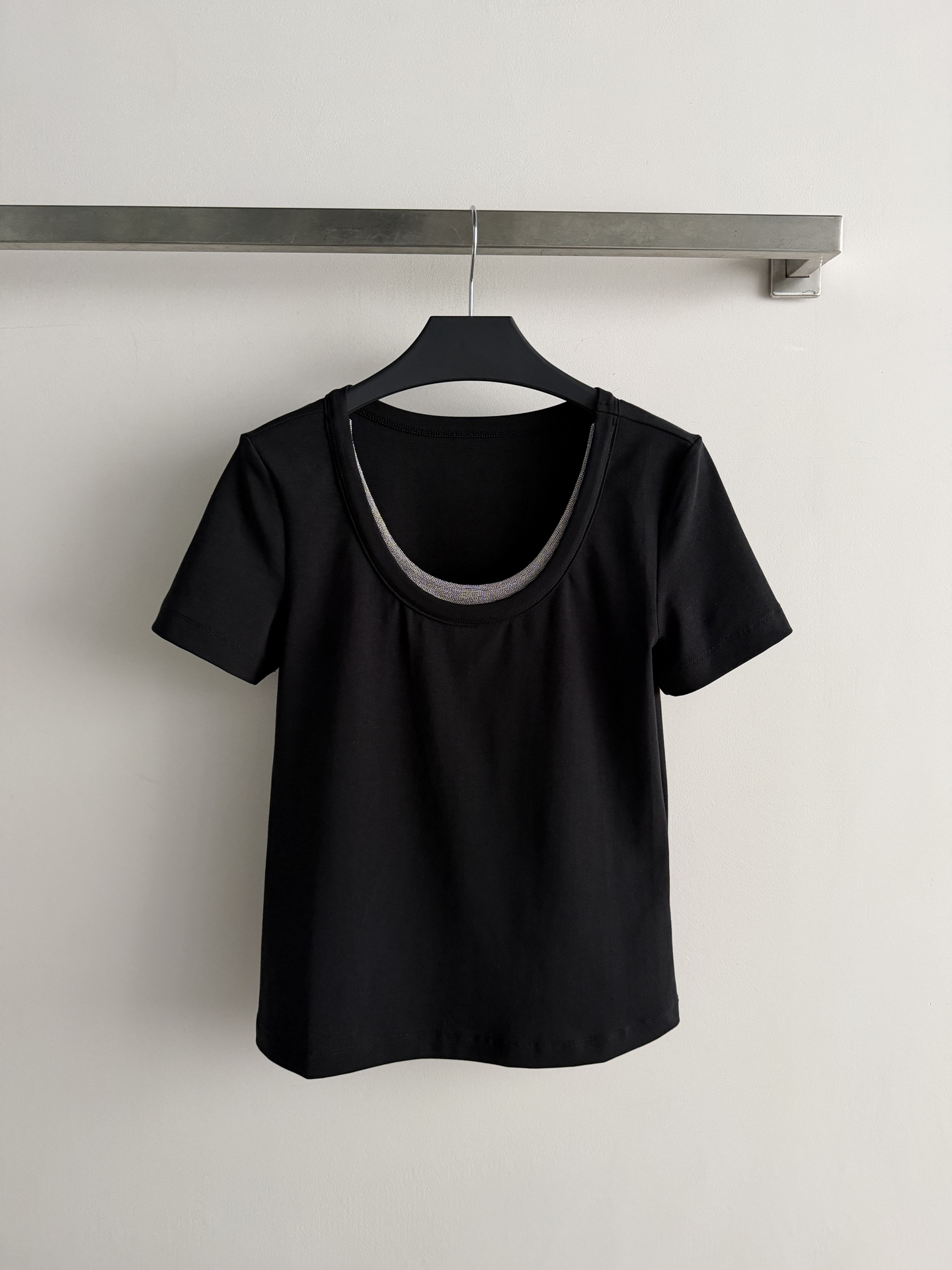 NO:867495,Brounello Cucinelli*26SS new short-sleeved T-shirt, U-neck beaded design, simple and elegant, breathable and comfortable fabric, perfect for summer!  Casual and fashionable design. It can be worn for daily commuting and leisure. It can be worn alone or paired with inner layers. It is versatile and will not be picky!  SML, women's clothing, T-shirt, tees, t-shirt,19860909Brounello Cucinelli*26SS新款短袖T恤,U领钉珠设计 简约大方,面料透气舒适,夏天穿超合适！随性又时髦计.日常通勤、休闲都能穿,单穿o内搭都很OK,百搭不挑人！SML,女装,T-shirt,tees，t-shirt,,Women's clothing