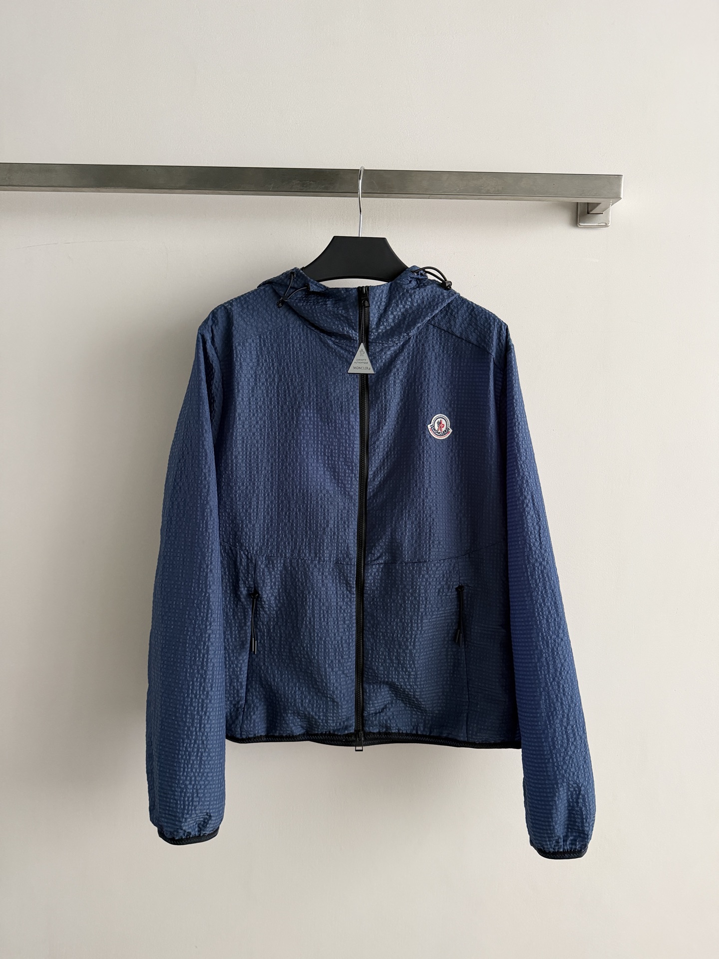 NO:867483,Moncle* Edasic skin clothing, 2026 spring and summer new style, light and breathable fabric, super comfortable to wear in spring and summer!  The hooded + zipper design is simple and practical, and the Moncler badge on the chest is very recognizable. It is low-key and versatile, and can be easily used for commuting, outdoor, and travel. It is tailored to fit the body shape, lightweight and not bulky. It is a must-have item in the spring and summer wardrobe!  Two-color SML, mask-clothing, Moncler, hats,19860909Moncle* Edasic皮肤衣,2026春夏新款,轻薄透气面料,春夏穿超舒服！连帽+拉链设计,简约又实用,胸前Moncler徽章超有辨识度.低调百搭,通勤、户外、旅行都能轻松驾驭.剪裁贴合身形,轻便不臃肿,是春夏衣橱必备单品！两色SML,蒙口-服装,Moncler,hats,,Women's clothing