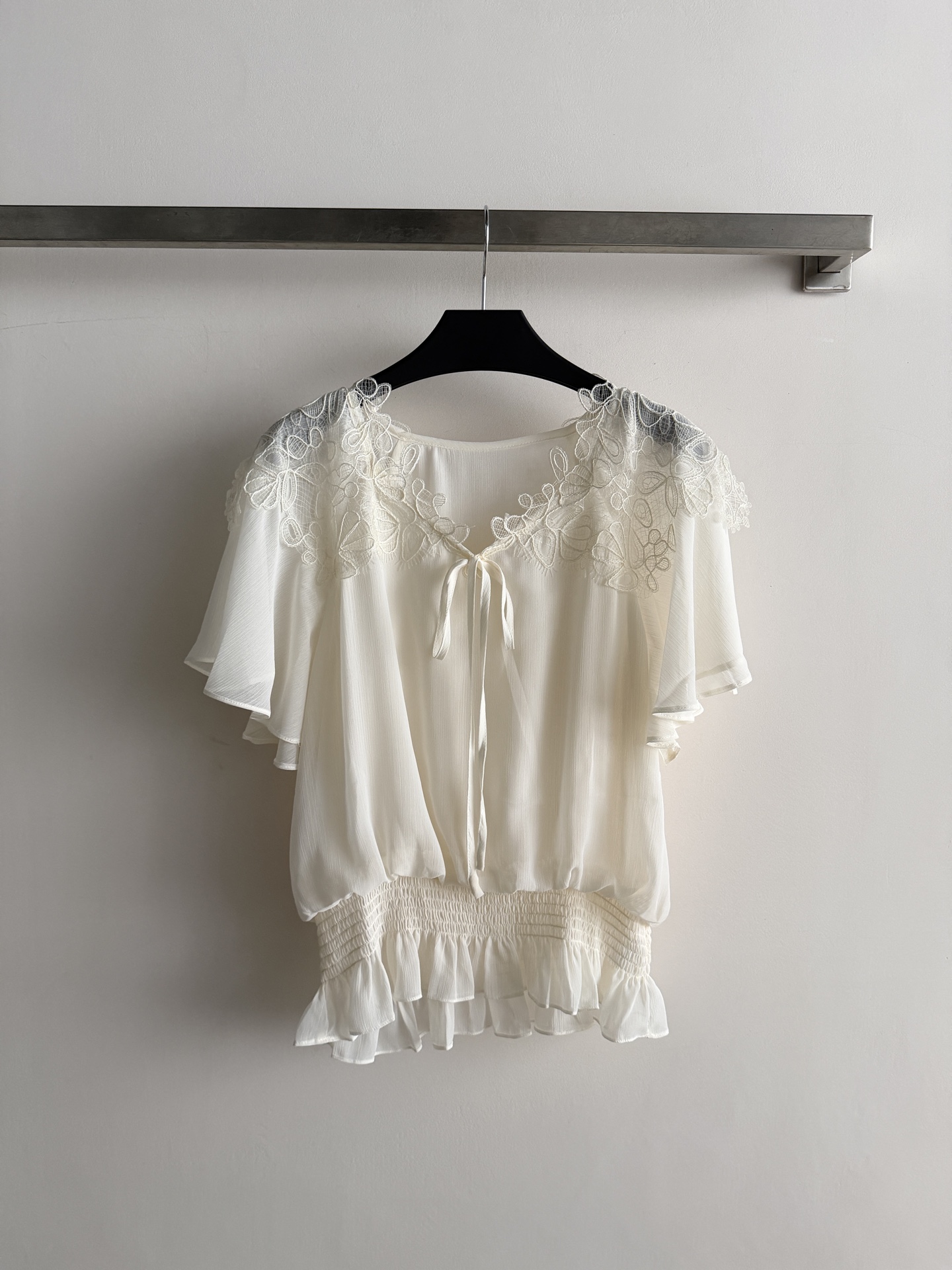 NO:867540,The new 26SS cape lace-up shirt is made of light and breathable material and is super comfortable to wear in summer!  The V-neck lace + tie design, full of ruffled sleeves and waisted hem are exquisite, modifying the figure and being flexible. It can be easily used for daily commuting, dating, and afternoon tea. It looks great with skirts or shorts ~ It has both design and practicality, sisters, hurry up!  SML-,women's clothing,skirts,shorts,19860909新款26SS斗篷系带小衫材质轻盈透气,夏天穿超舒服！V领蕾丝花边+系带设计,精致感满满荷叶袖和收腰下摆,修饰身形又灵动.日常通勤、约会、下午茶都能轻松驾驭,搭配半裙或短裤都很出彩~设计感与实用性兼具姐妹们快冲！SML-,女装,skirts,shorts,,Women's clothing