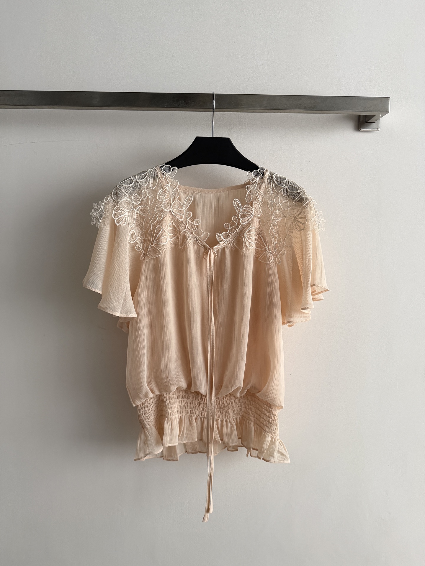 NO:867550,The new 26SS cape lace-up shirt is made of light and breathable material and is super comfortable to wear in summer!  The V-neck lace + tie design, full of ruffled sleeves and waisted hem are exquisite, modifying the figure and being flexible. It can be easily used for daily commuting, dating, and afternoon tea. It looks great with skirts or shorts ~ It has both design and practicality, sisters, hurry up!  SML-,women's clothing,skirts,shorts,19860909新款26SS斗篷系带小衫材质轻盈透气,夏天穿超舒服！V领蕾丝花边+系带设计,精致感满满荷叶袖和收腰下摆,修饰身形又灵动.日常通勤、约会、下午茶都能轻松驾驭,搭配半裙或短裤都很出彩~设计感与实用性兼具姐妹们快冲！SML-,女装,skirts,shorts,,Women's clothing