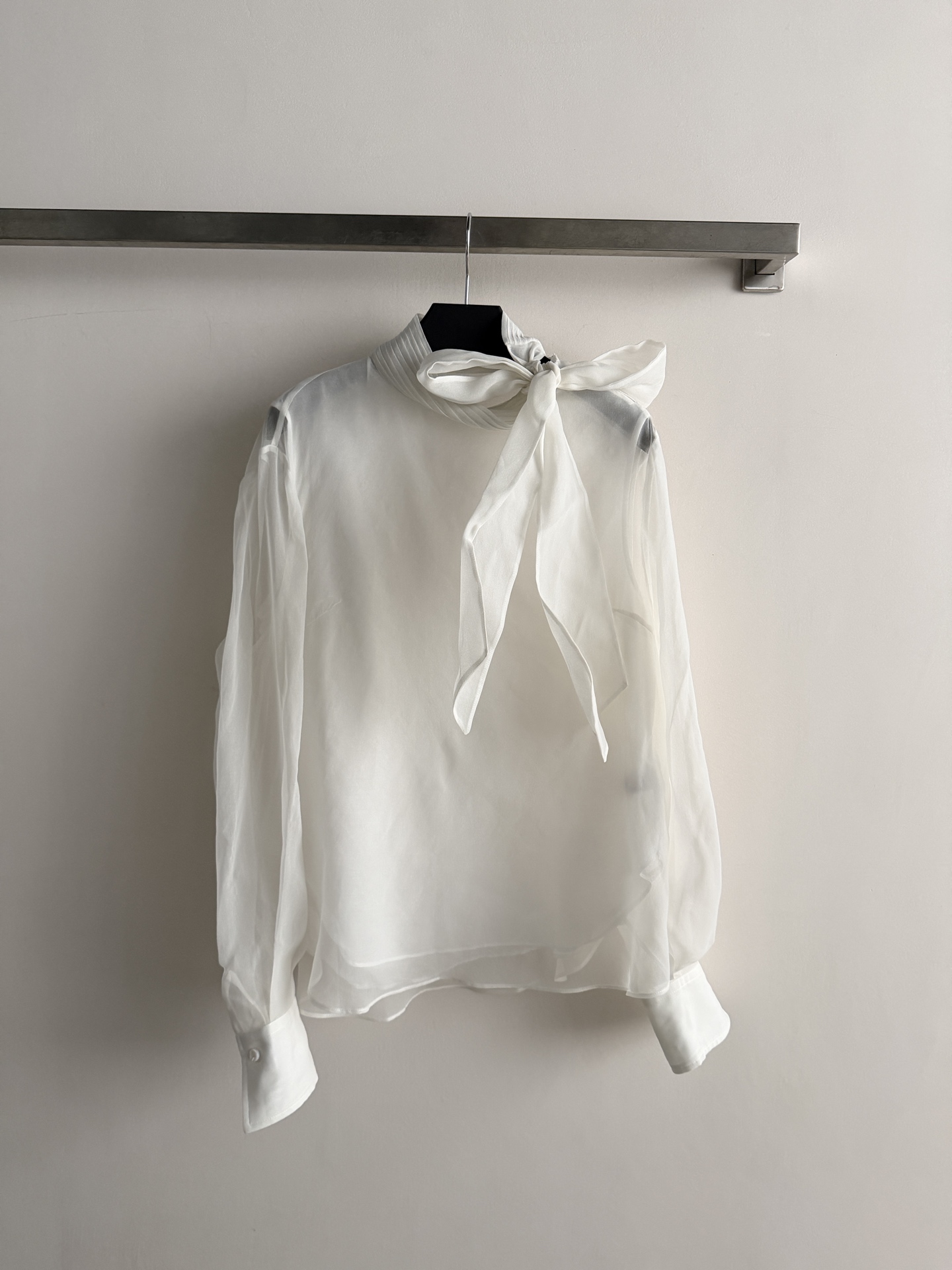 NO:867530,The new shirt has a bow ribbon design on the collar, which is full of French romantic atmosphere. It is made of blended fabrics. The loose fit is slim and delicate, suitable for all kinds of body shapes. It is versatile and can be easily used for commuting, dating and daily life. Pair it with a high-waisted skirt or jeans, and you can easily get an elegant and fashionable look!  SML,women's clothing,skirts,jeans,19860909新款衬衣领口蝴蝶结飘带设计,法式浪漫氛围感满满,采用混纺面料 宽松版型显瘦又精致适合各种身材～百搭,通勤、约会、日常都能轻松驾驭.搭配高腰半裙或牛仔裤,优雅气质轻松get时髦精必入！SML,女装,skirts,jeans,,Women's clothing