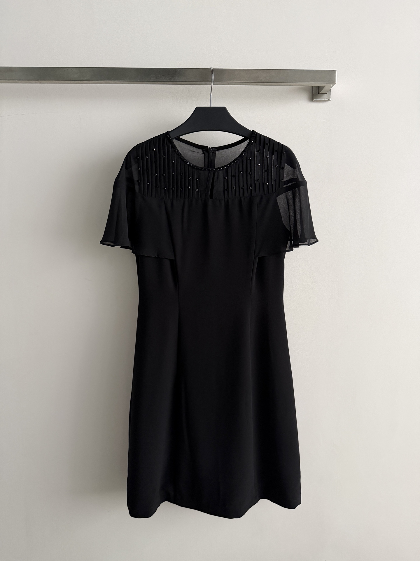 NO:867518,The new beaded dress is light and breathable, making it super comfortable to wear in summer!  The round neck + beading decoration is full of sophistication, and the ruffled sleeve design is elegant and practical. The A-line skirt makes you look slimmer and taller, and can be easily worn by small people ~ It is versatile and can be worn for commuting, dating, and parties. With earrings or chain bags, you can easily get a high-end look!  SML,women's clothing,skirts,19860909新款钉珠连衣裙轻盈透气,夏天穿超舒服！圆领+钉珠装饰,精致感满满,荷叶边袖设计,优雅又实用.A字裙摆显瘦显高,小个子也能轻松驾驭～百搭,通勤、约会、聚会都能穿,耳饰或链条包,轻松get高级感！SML,女装,skirts,,Women's clothing