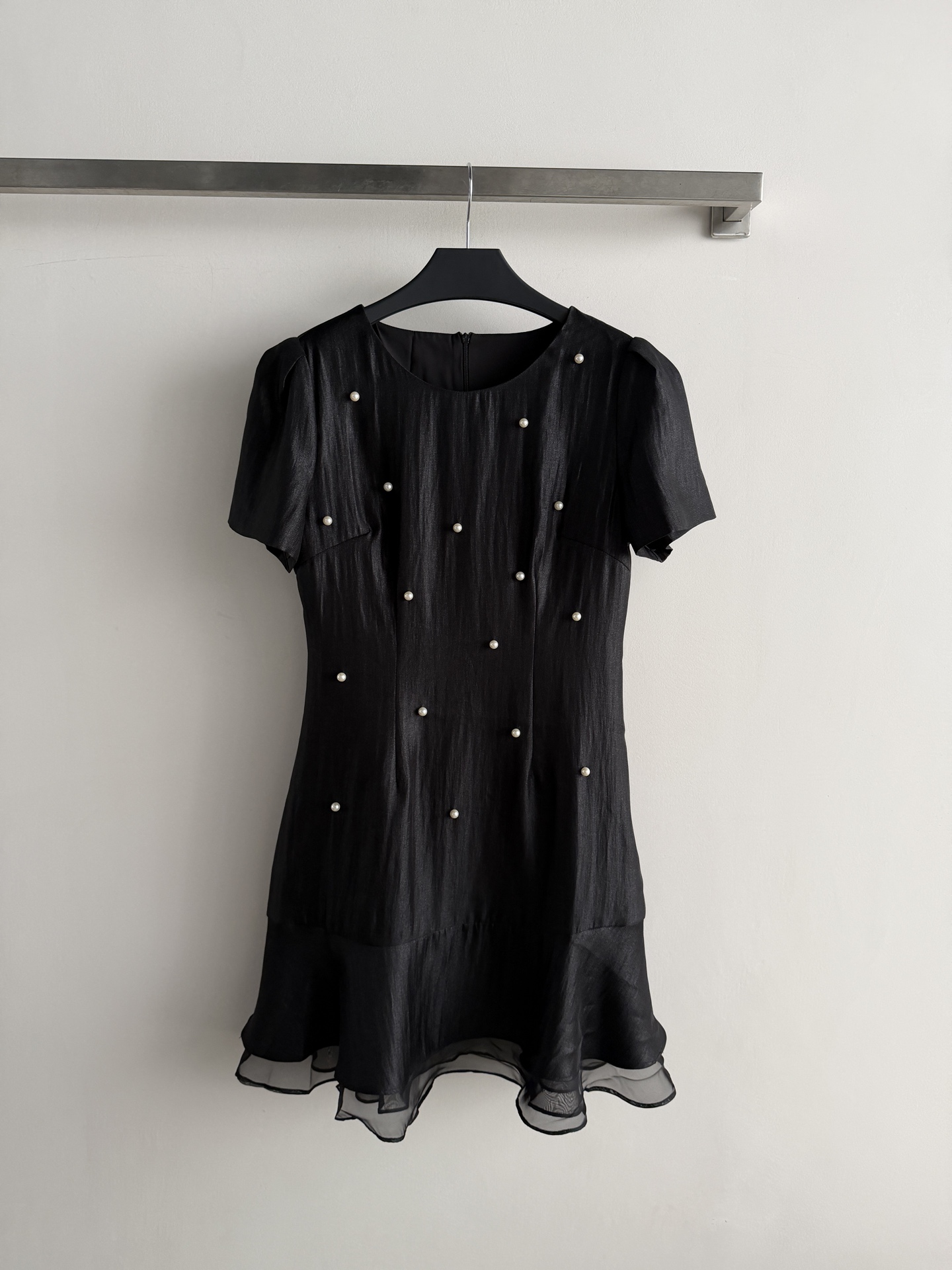 NO:867506,The new dress has a French high-end feel. It is made of light patchwork yarn and hand-beaded embellishment, delicate and elegant. The puff sleeves + lotus leaf hem design is smart and slimming. It is available in light apricot and black. The light apricot color matches warmer skin tones. Black is classic and versatile. It can be easily managed for commuting, dating, and afternoon tea. Pair it with white shoes or handbags, casual and sophisticated, and easily switch to highlight mode. SML, women's clothing, skirts,19860909新款连衣裙法式高级感千金风,采用轻盈拼纱,手工钉珠点缀,精致又优雅.泡泡袖+荷叶摆设计,灵动显瘦,浅杏色和黑色可选,浅杏色更衬暖肤色,黑色经典百搭.通勤、约会、下午茶都能轻松驾驭,搭配小白鞋或手拎包,休闲又精致,轻松切换高光模式.SML,女装,skirts,,Women's clothing