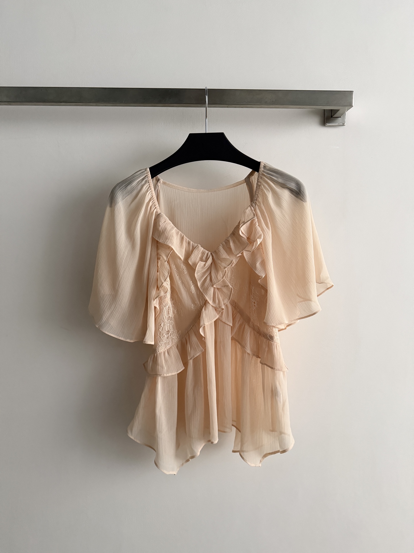 NO:893311,The new flowing gauze suit includes a ruffled short-sleeved top + a high-waisted A-line skirt. The low-saturated lotus pink color is super gentle, light and breathable, and super comfortable to wear in summer!  The ruffle design of the top is full of layers, and the pants and skirts are high-waisted with pleated details, which are full of drape, slimming and modifying the body curve. The overall style is gentle and elegant, which can be easily controlled for commuting, dating, and vacation. Paired with sandals or white shoes, the fresh temperament can be directly completed~SML,,sandals,skirts,T-shirt,19860909新款流光纱套装,包含荷叶边短袖上衣+高腰A字裤裙,低饱和藕粉色超温柔,轻盈透气,夏天穿超舒服！上衣荷叶边设计层次感满满,裤裙高腰+褶皱细节,垂坠感十足,显瘦又修饰身材曲线.整体风格温柔优雅,通勤、约会、度假都能轻松驾驭,搭配凉鞋或小白鞋,清新气质直接拉满～SML,,sandals,skirts,T-shirt,,Women's clothing