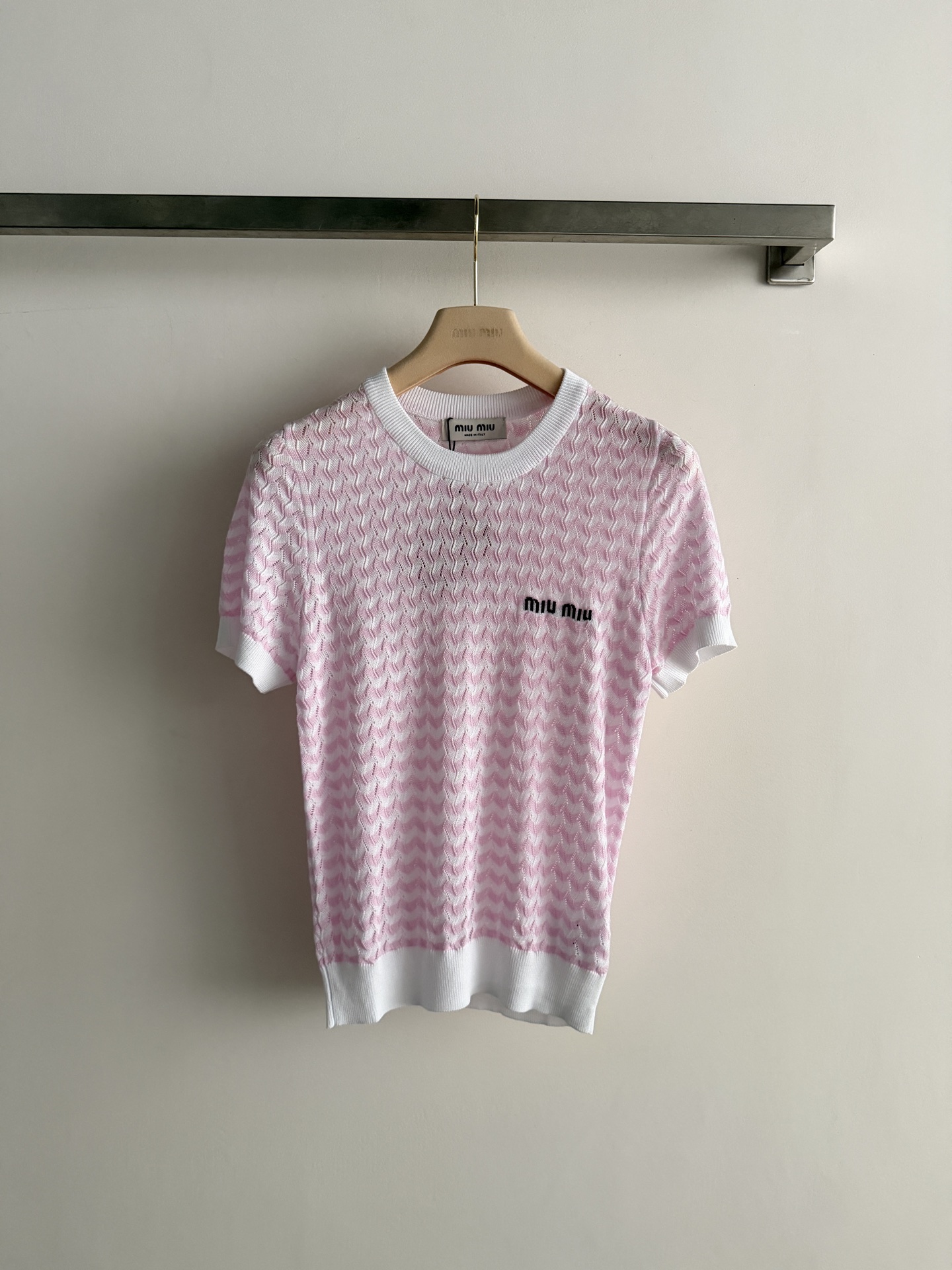 NO:884819,Miu Mi*'s new wavy knitted short-sleeve is simple and detailed. High-quality knitted fabric, soft and comfortable, perfect for spring and summer. Round neck + ribbed cuff design, fit and breathable. Brand embroidery on the chest, perfect for recognition!  It can be easily used for daily commuting and leisure. It looks great with jeans or skirts. You can easily get an elegant and casual style. SML, Miu Miu-clothing, miumiu, skirts, jeans, T-shirt,19860909Miu Mi*新款波浪纹针织短袖,简约又有细节感.高品质针织面料,柔软舒适,春夏穿超合适.圆领+罗纹收口设计,贴合又透气.胸前品牌刺绣,辨识度满分！日常通勤、休闲都能轻松驾驭,搭配牛仔裤或半裙都很出彩,轻松get优雅随性风SML,缪缪-服装,miumiu,skirts,jeans,T-shirt,,Women's clothing