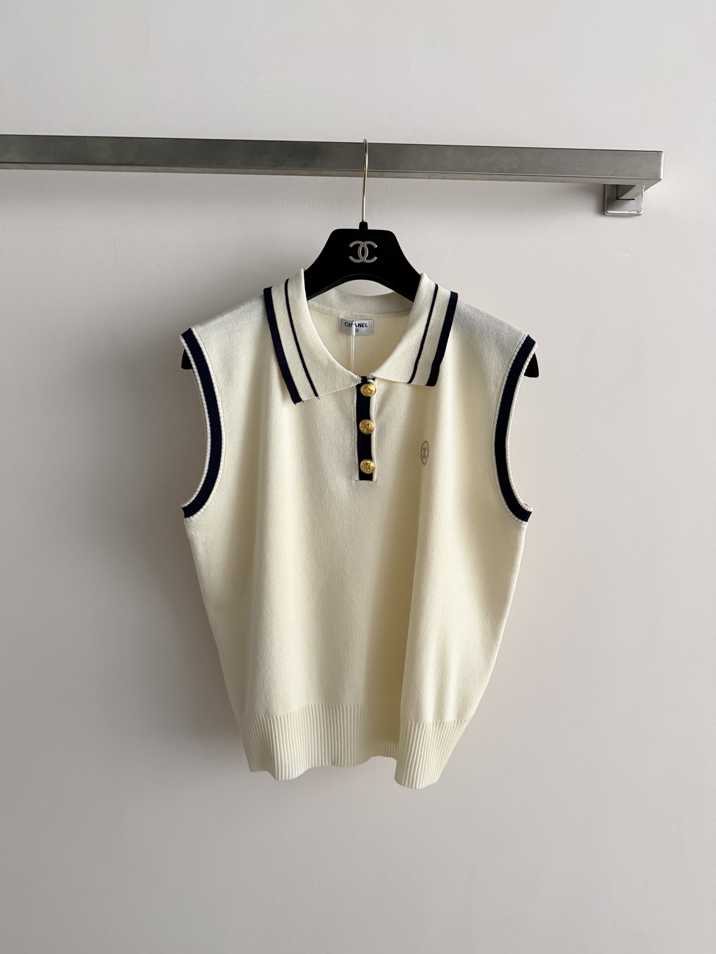 NO:884807,CHANE*'s new spring and summer Polo vest, the fabric is skin-friendly and soft, breathable and comfortable. Sleeveless + Polo collar design, contrasting striped collar and cuffs, full of layers, embellished with retro metal buckles, and super exquisite details. The straight cut modifies the shoulder lines and easily creates right-angled shoulders. It can be worn for commuting and leisure, and it looks elegant and energetic with skirts or trousers!  It has both texture and design, suitable for you who pursue quality. SML, Chanel-clothing, chanel, chanel, skirts,19860909CHANE*春夏新款Polo背心,面料亲肤柔软,透气舒适.无袖+Polo领设计,撞色条纹领口和袖口,层次感满满,复古金属扣点缀,细节超精致.直身剪裁修饰肩部线条,轻松打造直角肩,通勤休闲都能穿,搭裙装或裤装都很优雅有活力！质感与设计感兼具,适合追求品质的你SML,香奈儿-服装,chanel,chanel,skirts,,Women's clothing