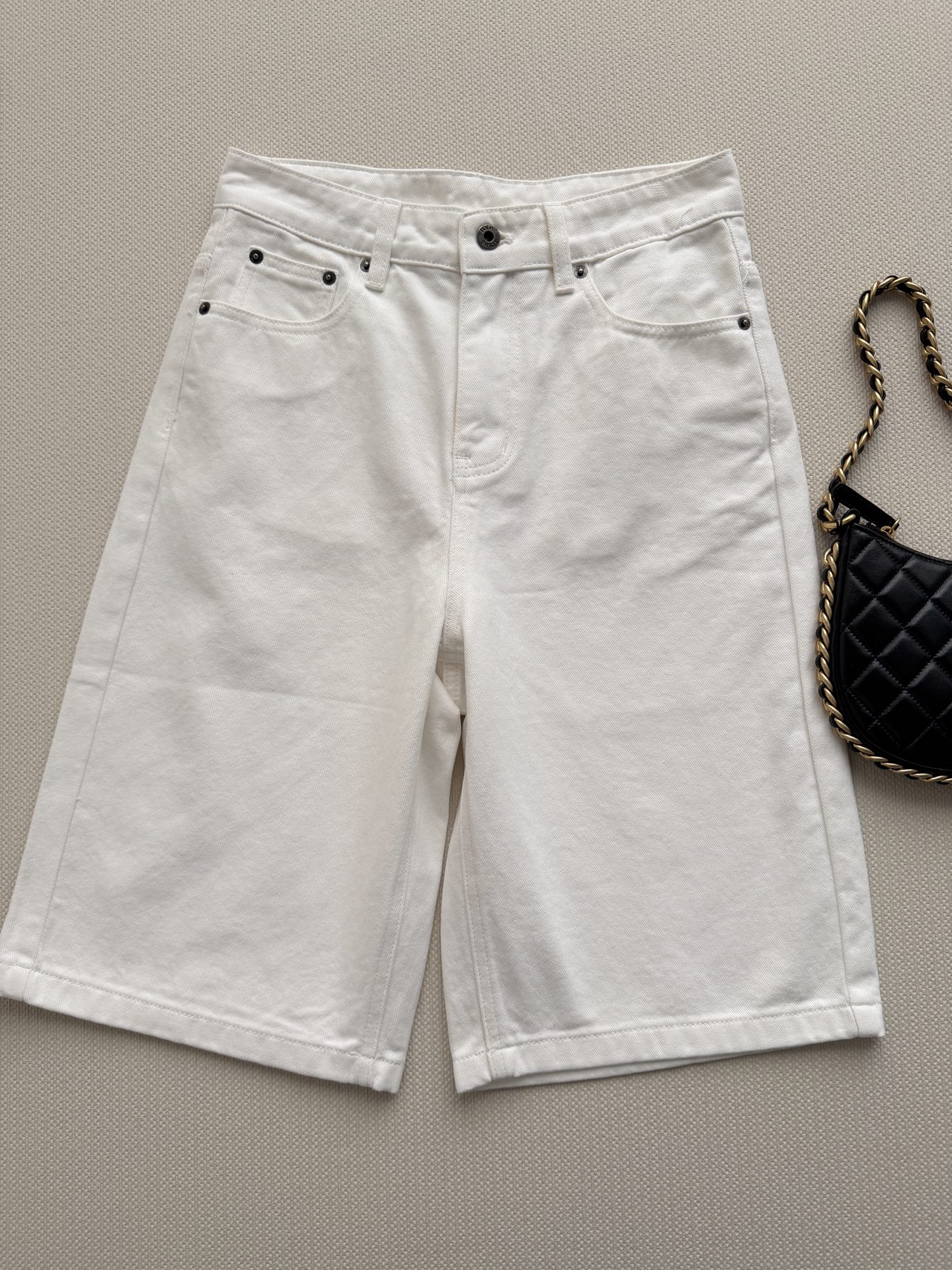 NO:884833,LOEW* white denim shorts, made of cotton fabric, loose straight design, super comfortable to wear in spring and summer!  The five-quarter length is just right, casual and practical, and the white color is versatile. It can be paired with T-shirts or shirts, and you can easily get a refreshing and simple style. The back pocket has an embroidered logo and full of details. It can be worn for commuting, vacation, and daily life. It looks slim and flatters the legs. It is a must-have item in the summer wardrobe!  SML, Loewe-clothing,loewe,loewe,shirts,tees,t-shirt,19860909LOEW*白色牛仔五分裤,采用棉质面料,宽松直筒设计,春夏穿超舒适！五分长度刚好,休闲又实用,白色百搭,随便配T恤、衬衫都OK,轻松get清爽简约风.背后口袋有刺绣徽标细节感满满,通勤、度假、日常都能穿,显瘦又修饰腿型,是夏季衣橱必备单品！SML,罗意威-服装,loewe,loewe,shirts,tees，t-shirt,,Women's clothing
