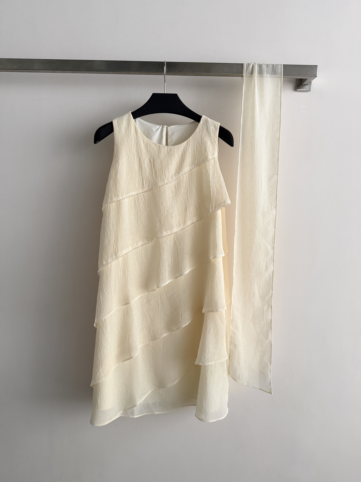 NO:884789,New multi-layered sleeveless dress, the fabric is light and soft, skin-friendly and breathable, super comfortable to wear in summer!  The layered ruffled skirt gives you a sense of elegance when walking, which is smart and elegant. The halterneck ribbon design modifies the shoulders and neck, and can also be used as a shawl, making it very practical to wear twice in one!  Low-saturated cherry blossom pink and beige are friendly to yellow skin, and have a perfect gentle atmosphere. They can be easily controlled by tall and small people. They are suitable for dates, vacations, and commuting!  SML,women's clothing,skirts,shawls,19860909新款多层无袖连衣裙,面料轻盈柔软,亲肤透气,夏天穿超舒服！层叠荷叶边裙摆,走路自带飘逸感,灵动又优雅.挂脖飘带设计修饰肩颈,还能当披肩,一衣两穿超实用！低饱和樱花粉和米黄色对黄皮友好,温柔氛围感满分,高个小个都能轻松驾驭,约会、度假、通勤都很适合哦！SML,女装,skirts,shawls,,Women's clothing