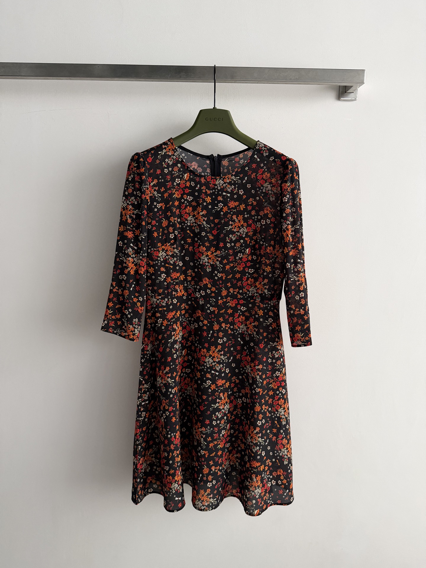 NO:873488,The new dress of the Gucc*26SS series is made of high-quality silk fabric, which is soft and smooth and super comfortable to wear. The black bottom is printed with colorful flowers. It is retro and romantic. It has a very atmospheric three-quarter sleeve design. The mid-length waist cut outlines the curves. It is elegant and elegant. It can be easily controlled in daily or formal occasions. It is fashionable and recognizable. It is a must-have hot item in spring and summer. SML, Gucci-clothing, gucci, gucci, loro piana, skirts, real silk,19860909Gucc*26SS系列新款连衣裙采用高品质真丝面料,柔软顺滑,穿着超舒适黑色底满印彩色花卉 复古又浪漫 太有氛围感了七分袖设计 中长收腰剪裁勾勒曲线,优雅气质满分日常或正式场合都能轻松驾驭,时髦又有辨识度,是春夏必入热门单品SML,古驰-服装,gucci,gucci,loro piana,skirts,real silk,,Women's clothing