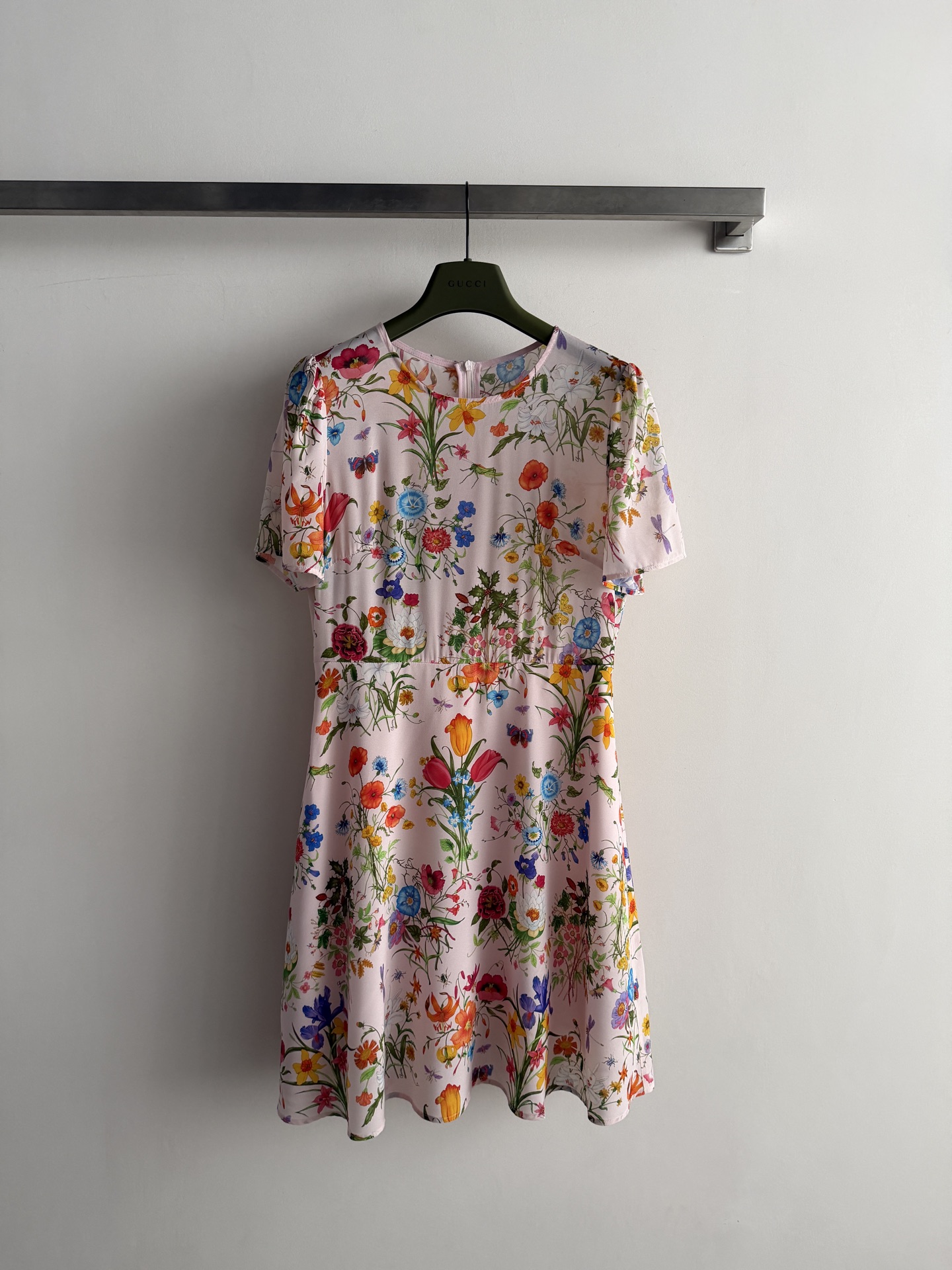 NO:873478,Gucci*26SS new floral dress with classic colorful flower patterns, retro and romantic!  The silk fabric is thin and draped, super breathable and comfortable to wear in summer!  Puff sleeves modify the shoulder line, and the waist-cinching A-line skirt highlights the body proportions. You can easily control your elegance in daily life, dating, and vacation. It is a popular choice for summer wear. SML, Gucci-clothing, gucci, gucci, loro piana, skirts, real silk,19860909Gucci*26SS新款花卉连衣裙经典彩色繁花图案,复古又浪漫！真丝面料轻薄垂坠,夏天穿超透气舒适！泡泡袖修饰肩线,收腰A字裙摆,显身材比例,日常、约会、度假都能轻松驾驭优雅气质满分,是夏日穿搭热门选择SML,古驰-服装,gucci,gucci,loro piana,skirts,real silk,,Women's clothing