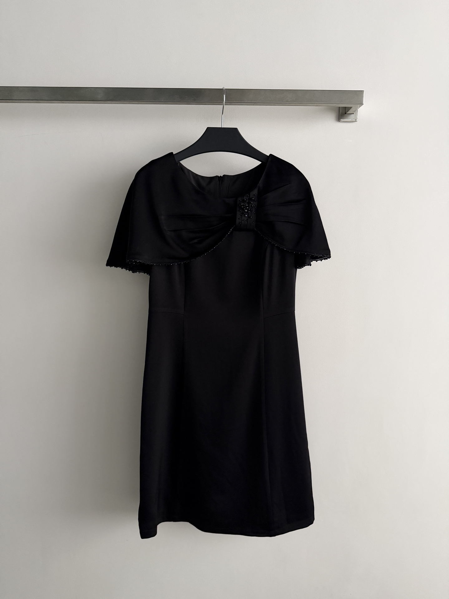 NO:884780,New French dress, integrated shoulder shawl design, eye-catching large bow at the neckline, and beading or rhinestones in the center, full of sophistication. There are lace or beading details on the edges of the shawl, slim A-line skirt, waistline to show your figure, and draped fabric with texture. It is very suitable for formal occasions such as weddings, parties, annual meetings, etc. It is elegant and chic, and can easily become the focus of the audience. SML, women's clothing, skirts, shawls,19860909新款法式连衣裙,肩部一体式披肩设计,领口大蝴蝶结超吸睛,中央点缀钉珠或钉钻,精致感满满.披肩边缘有蕾丝或钉珠细节,裙身修身A字版型,收腰显身材,面料垂坠有质感.超适合婚礼、派对、年会等正式场合,优雅又别致,轻松成为全场焦点SML,女装,skirts,shawls,,Women's clothing