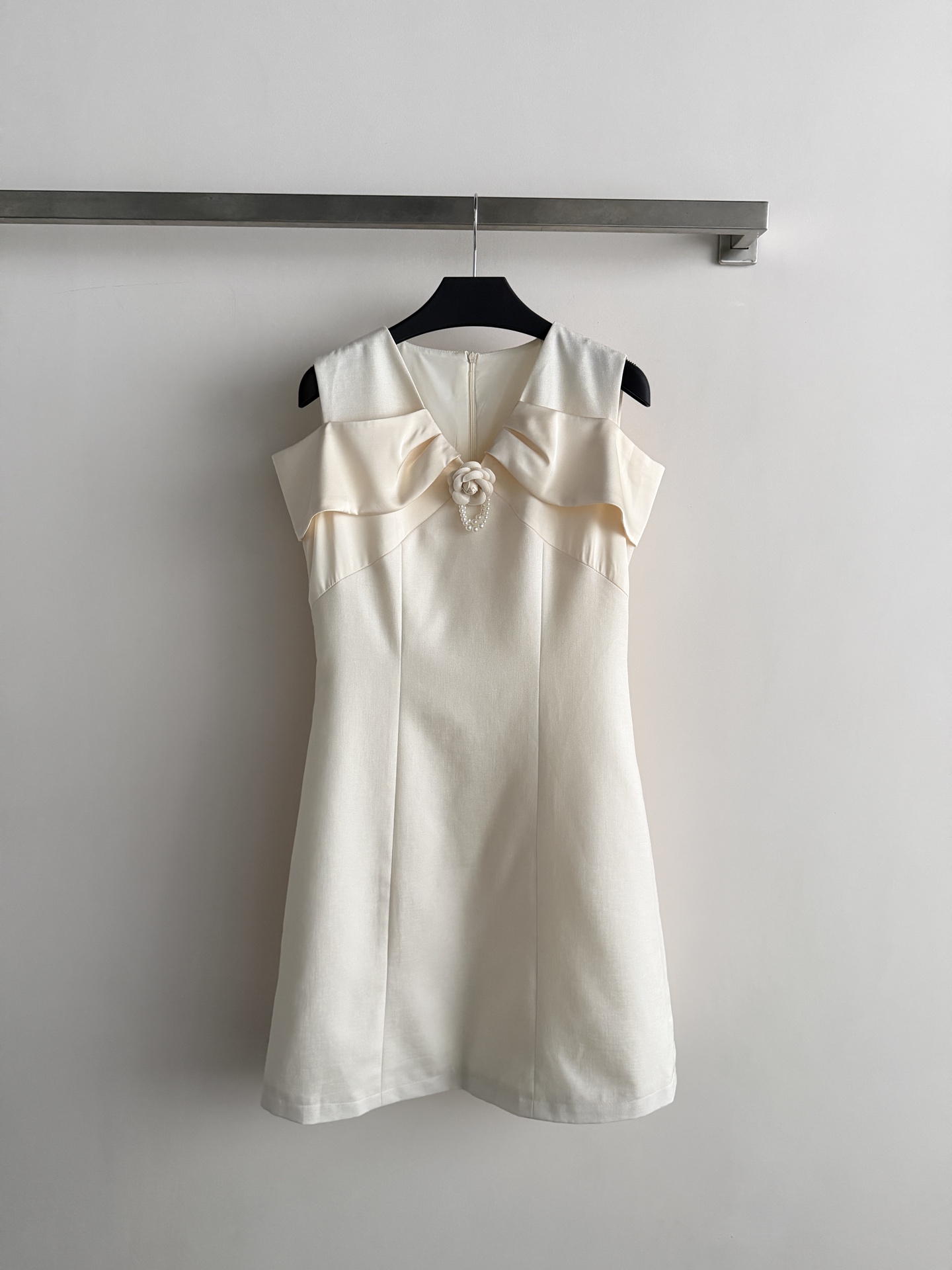 NO:884798,The new French dress has a slim waist design and is embellished with a pearl flower brooch in the middle, which is elegant and delicate. The fabric has a perfect drape and is comfortable to wear. It can be easily worn on dates, photos, and formal occasions. It is classic and versatile, and can be paired with high heels or exquisite accessories to enhance your temperament!  SML,women's clothing,high heels,skirts,brooch,breastpin,19860909新款法式连衣裙收腰设计超显身材,中间珍珠花朵胸针点缀,优雅又精致.面料垂坠感满分,穿着舒适,约会、拍照、正式场合都能轻松驾驭.经典百搭不挑人,搭配高跟鞋或精致配饰,气质直接拉满！SML,女装,high heels,skirts,brooch，breastpin,,Women's clothing