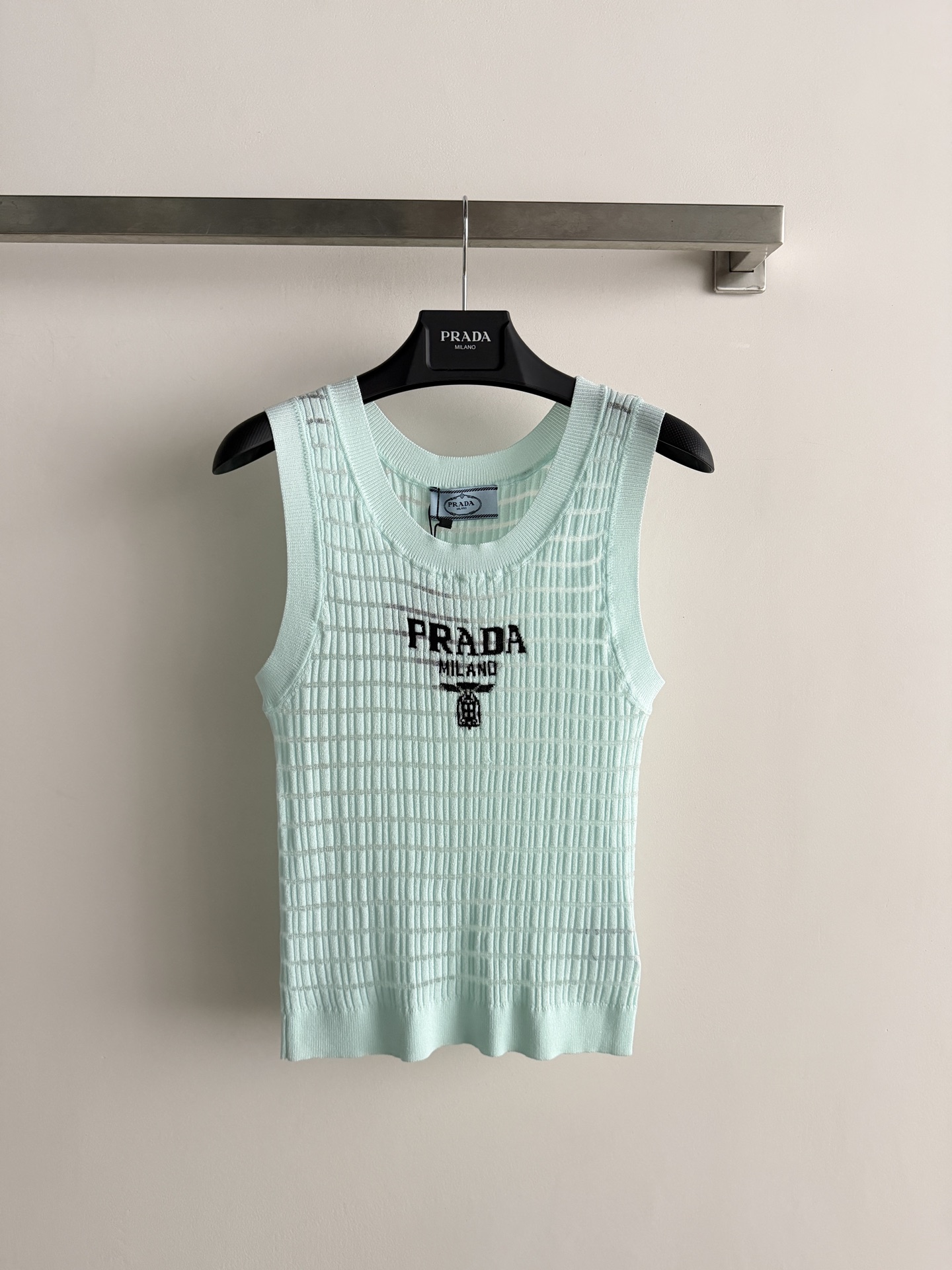 NO:884766,Prad*2026 new knitted vest, slim fit striped design, unattractive temperament. The fabric is delicate, soft and comfortable, and the logo print on the chest is embellished. Simple to the extreme, it is fashionable!  Three-color SML, Prada-clothing, prada, prada,19860909Prad*2026新款针织背心,修身版型条纹设计,气质不挑人 面料细腻柔软舒适,胸前logo印花点缀,简单到极致就是时髦！三色SML,普拉达-服装,prada,prada,,Women's clothing