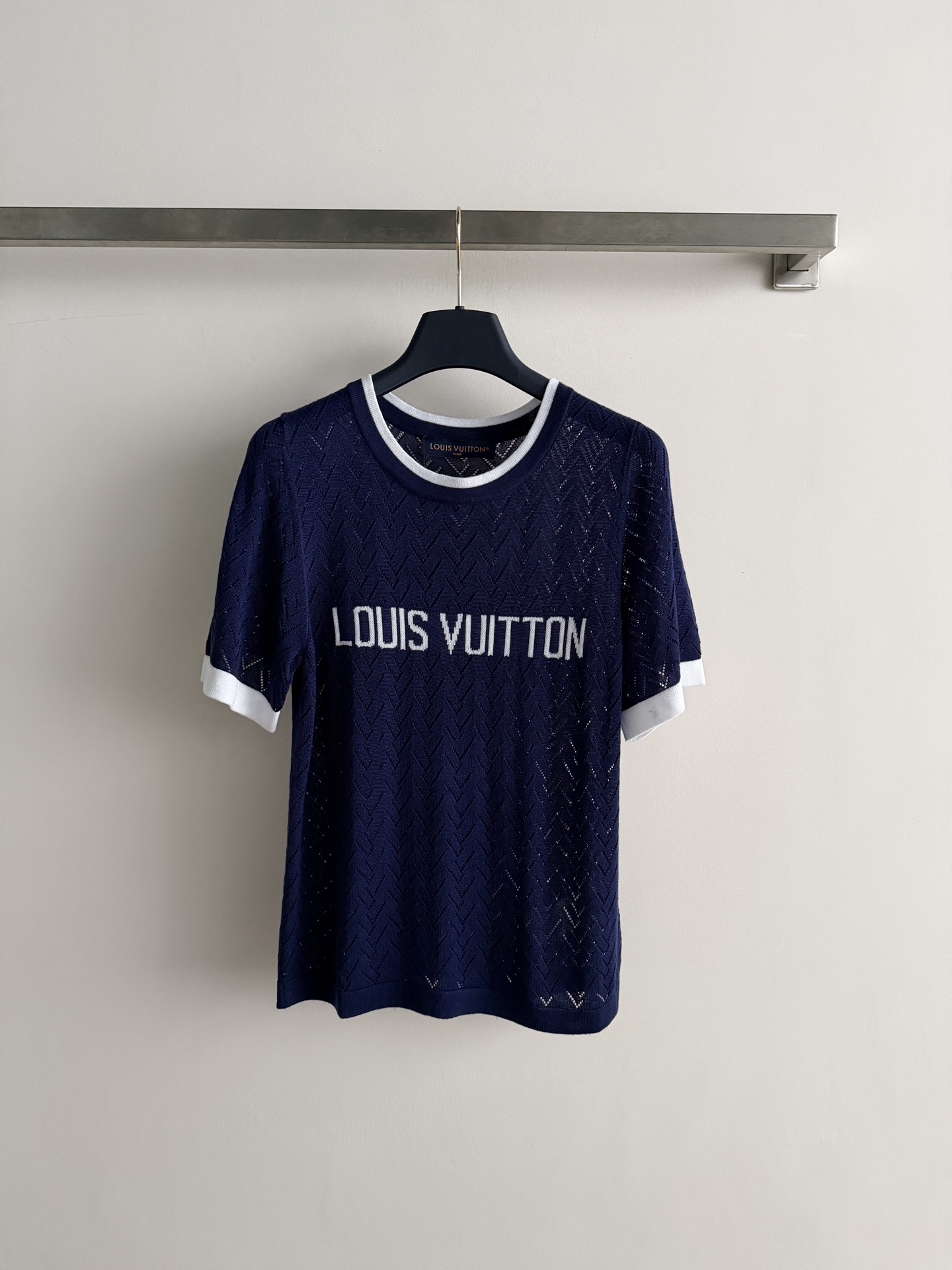 NO:884747,Louis Vuitto's latest new knitted T-shirt is made of light and breathable knitted fabric, which is super comfortable to wear in summer!  Simple and energetic. The logo lettering is printed on the front, and the collar and cuffs are decorated with contrasting colors. It is full of design. It can be easily used for daily leisure and vacation. It goes well with jeans or shorts. It is comfortable and fashionable!  SML,Louis Vuitton-clothing,louis vuitton,louis vuitton,shorts,jeans,tees,t-shirt,19860909Louis Vuitto*新款针织T恤、采用轻薄透气针织面料,夏天穿超舒服！简约又有活力.正面logo字母印花,衣领和袖口撞色边饰呼应,设计感满满.日常休闲、度假都能轻松驾驭,搭配牛仔裤或短裤都很OK,舒适又时髦！SML,路易威登-服装,louis vuitton,louis vuitton,shorts,jeans,tees，t-shirt,,Women's clothing