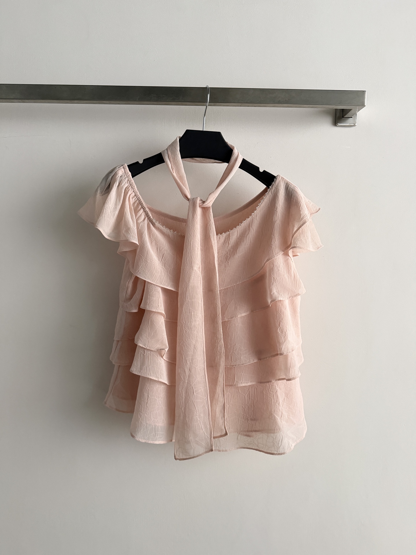 NO:883191,The new off-shoulder top has a sloping shoulder design that can well modify the shoulder and neck lines. The layered ruffle design creates a rich sense of layering and elegance. The neckline is equipped with a long halterneck ribbon of the same color, which can be tied into a bow or hang naturally to add a sweet temperament. The fabric presents a natural texture. It is breathable and not easy to wrinkle, and has a good drape feeling ~ it is a must-have item in the summer wardrobe SML-, women's clothing,19860909新款露肩上衣 版型斜肩剪裁设计 能很好地修饰肩颈线条采用层叠荷叶边设计,营造出丰富的层次感和飘逸感 领口配有同色系挂脖长飘带,可系成蝴蝶结或自然垂落,增加甜美气质 面料呈现出自然的肌理感 透气性好且不易起皱,垂坠感佳～是夏天衣橱必备单品SML-,女装,,Women's clothing