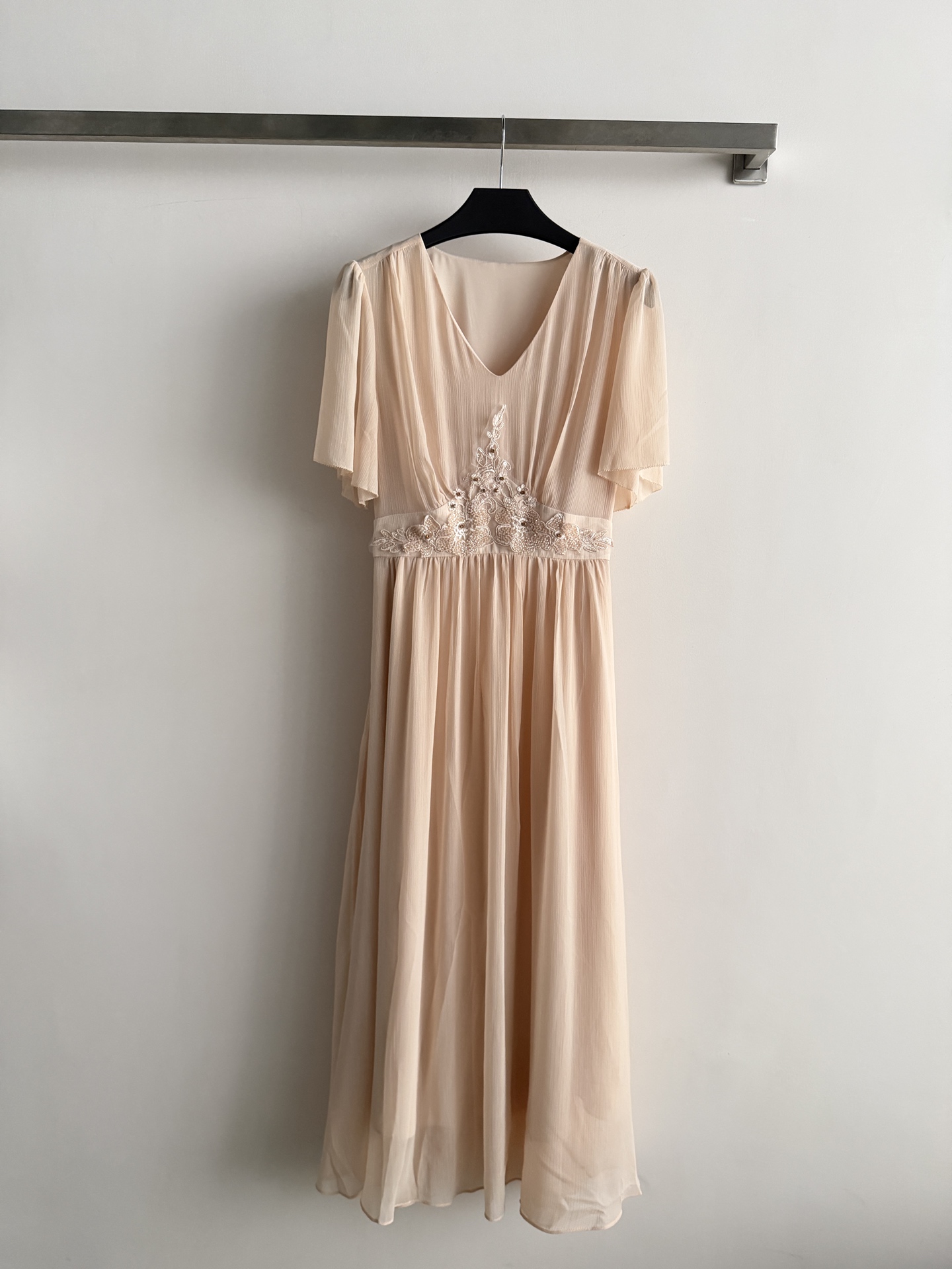 NO:883180,White moonlight dress, gentle color tone + exquisite lace embroidery, perfect French elegant atmosphere!  The V-neck modifies the neck line, the short-sleeve design is light and comfortable, the waist cut highlights the body curve, the skirt is draped and elegant, and the fabric is smooth and anti-wrinkle. It is suitable for daily life or vacation ~ Pair it with a straw bag and simple accessories, and you can easily get a romantic and lazy style!  SML,women's clothing,espadrilles,skirts,T-shirt,19860909白月光连衣裙,温柔色调+精致蕾丝刺绣,法式优雅氛围感满分！V领修饰颈部线条,短袖设计轻盈舒适,收腰剪裁凸显身材曲线,裙摆垂坠飘逸,面料柔滑抗皱,日常或度假都很适合～搭配草编包、简约配饰,轻松get浪漫慵懒风！SML,女装,espadrilles,skirts,T-shirt,,Women's clothing