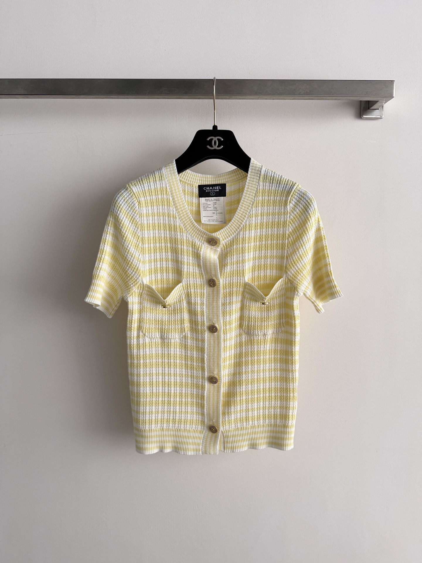 NO:883470,CHANE*26SS striped short-sleeved knitted cardigan, classic round neck design, versatile and fashionable!  The fabric is soft and yellow, white and easy to wear. The slim fit is not picky. SML, Chanel-clothing, chanel, chanel, loro piana, T-shirt,19860909CHANE*26SS条纹短袖针织开衫,经典圆领设计 百搭又时髦！面料柔软材质 黄色显白好穿搭 修身版型不挑人 SML,香奈儿-服装,chanel,chanel,loro piana,T-shirt,,Women's clothing