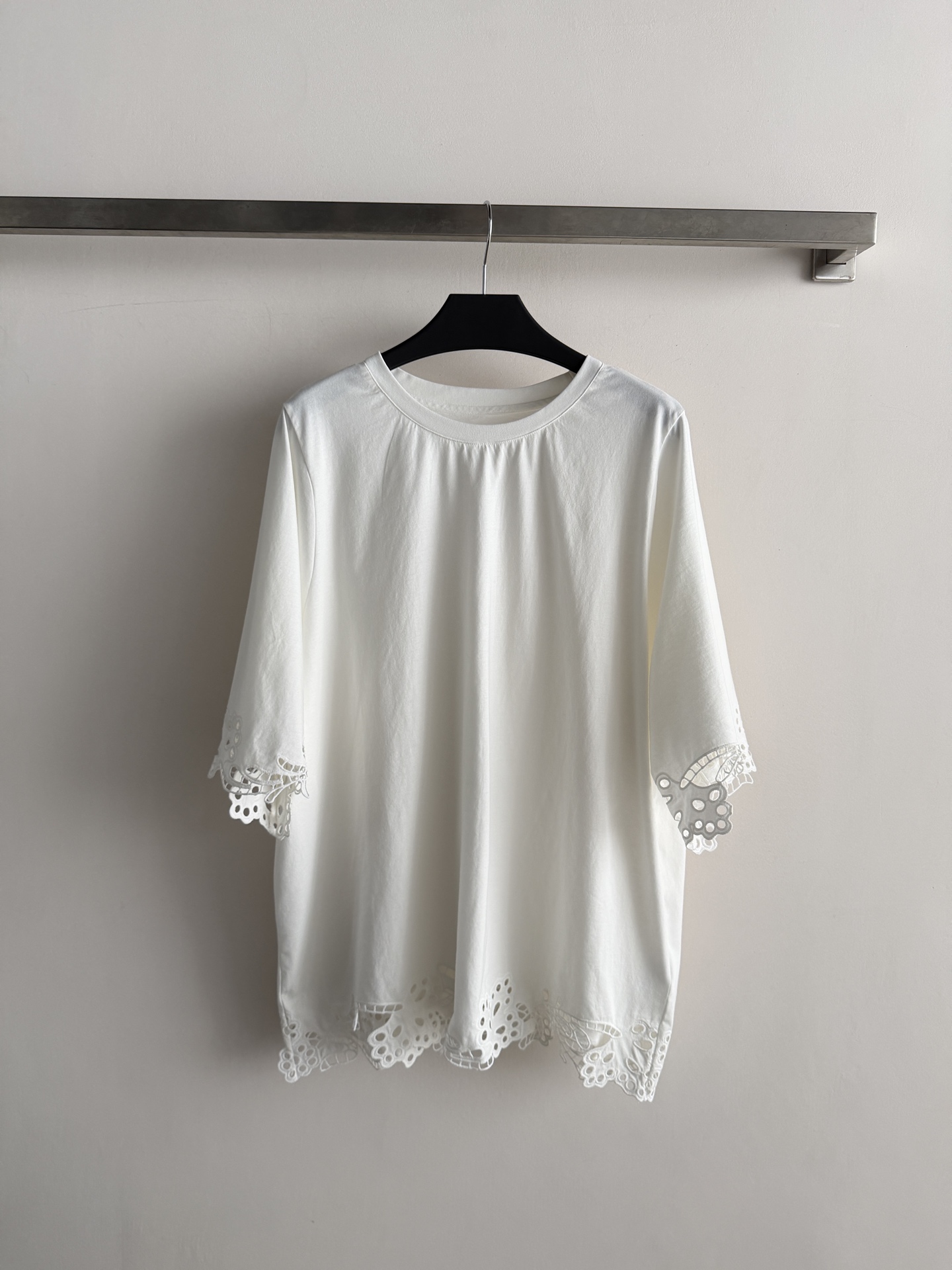 NO:883373,New mid-sleeve embroidered top, cotton is skin-friendly and breathable, super comfortable to wear in summer!  The hem and cuffs are hollowed out and embroidered, and the French literary style is full of loose fit, which can be easily used for daily commuting and vacation. Paired with jeans or skirts, it is simple and detailed, and it is easy to get a relaxed atmosphere ~ SML, Chanel-clothing, chanel, loro piana, skirts, jeans,19860909新款中袖绣花上衣,棉亲肤透气,夏天穿超舒服！下摆和袖口镂空绣花,法式文艺感满满宽松版型,日常通勤、度假都能轻松驾驭.搭配牛仔裤或半裙,简约又有细节,轻松get松弛氛围感穿搭～SML,香奈儿-服装,chanel,loro piana,skirts,jeans,,Women's clothing