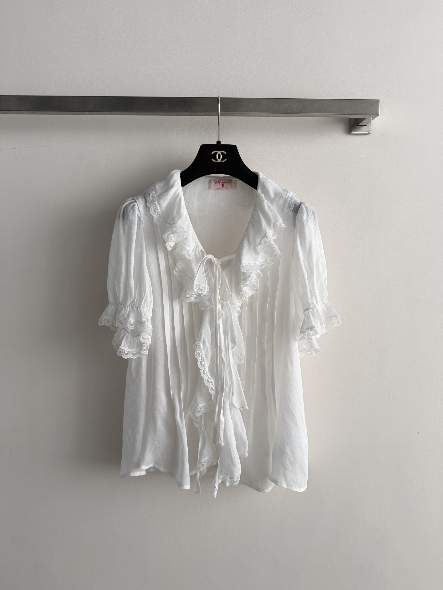 NO:883443,The new French retro top is made of lightweight cotton, linen and silk blend, with good breathability!  The neckline adopts an exaggerated ruffled large lapel design, and the edges are decorated with exquisite lace, which can well modify the neck line and face shape. The exquisite high-end neckline is equipped with thin straps of the same color, which can be tied into a bow, adding sweetness. The cuffs are designed with tightened puff sleeves, with lace closing, which can cover the flesh of the arms. It is very suitable for summer wear. SML-, Chanel-clothing, chanel, mido,19860909新款法式复古上衣采用轻薄的棉麻丝混纺、透气性好！领口采用夸张的荷叶边大翻领设计,边缘饰有精致的蕾丝花边,能很好地修饰颈部线条和脸型 精致高级领口处配有同色系细带,可系成蝴蝶结,增加甜美度袖口采用收紧的泡泡袖设计,带有蕾丝收口,能遮挡手臂拜拜肉非常适合夏季穿着SML-,香奈儿-服装,chanel,mido,,Women's clothing